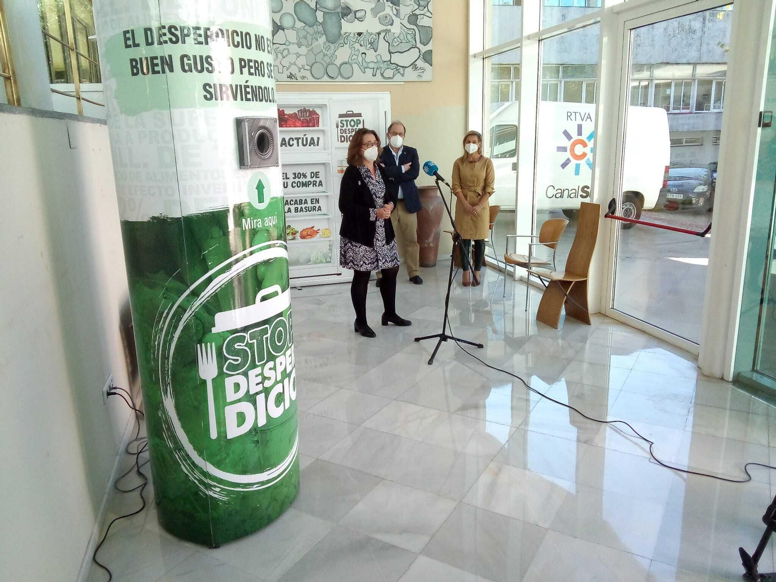 Inauguración de la exposición 'STOP Desperdicio' de Madre Coraje a la sede de RTVA Sevilla.