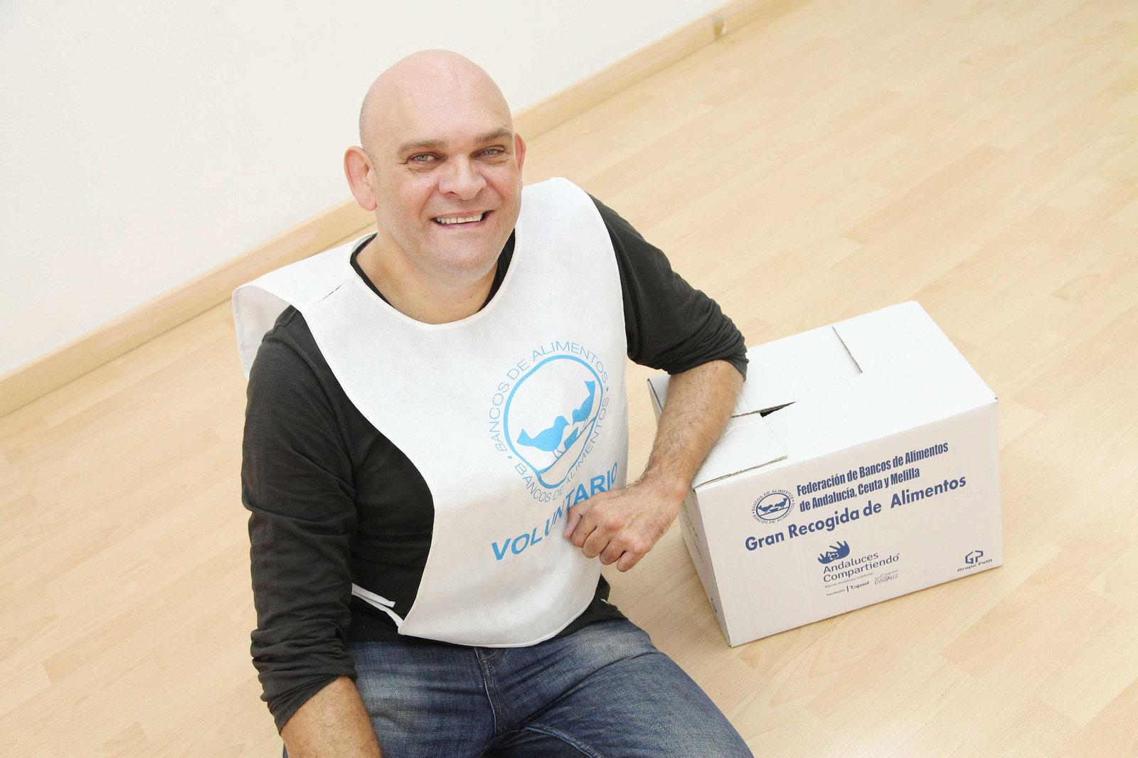 Luis Lara, voluntario del Banco de Alimentos en una edición anterior de la Gran Recogida de Alimentos.