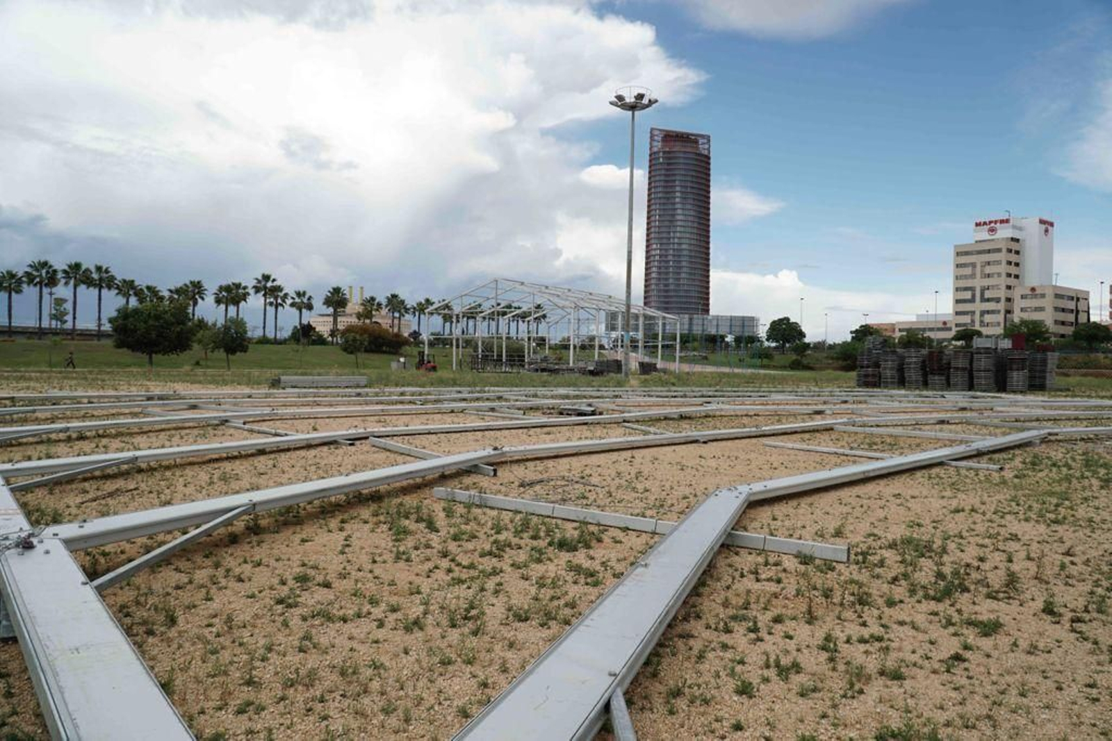 Varias estructuras metálicas en el suelo del Parque Vega de Triana.