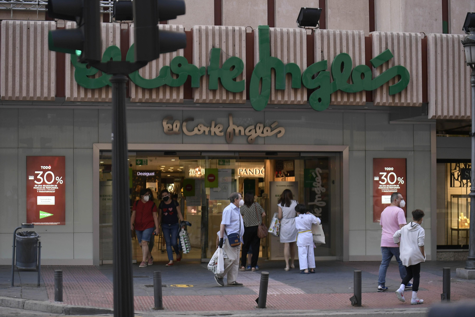 Entrada a la tienda de El Corte Inglés del centro de Granada