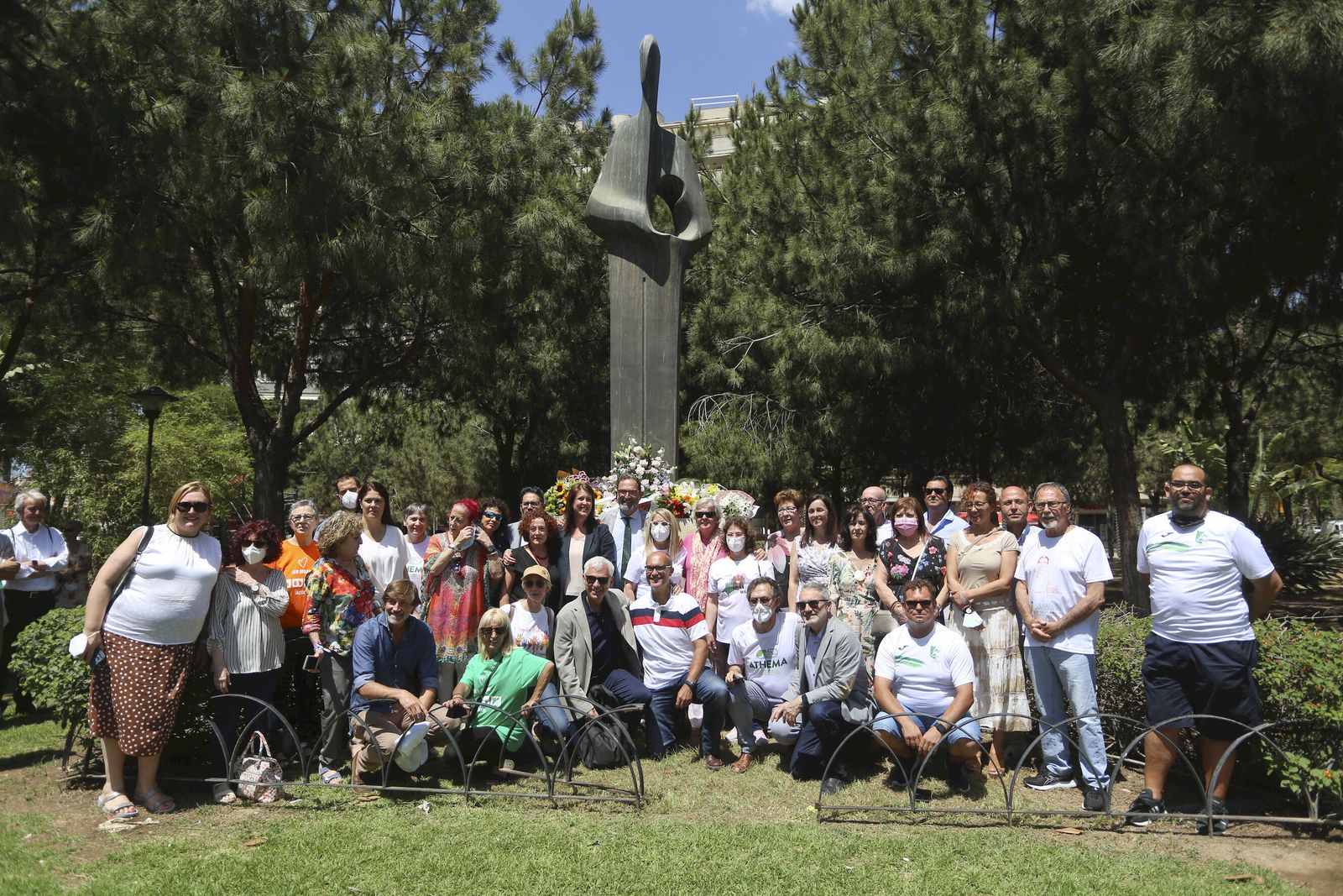 Familiares de donantes, trasplantados y sanitarios ante el Monumento al Donante.