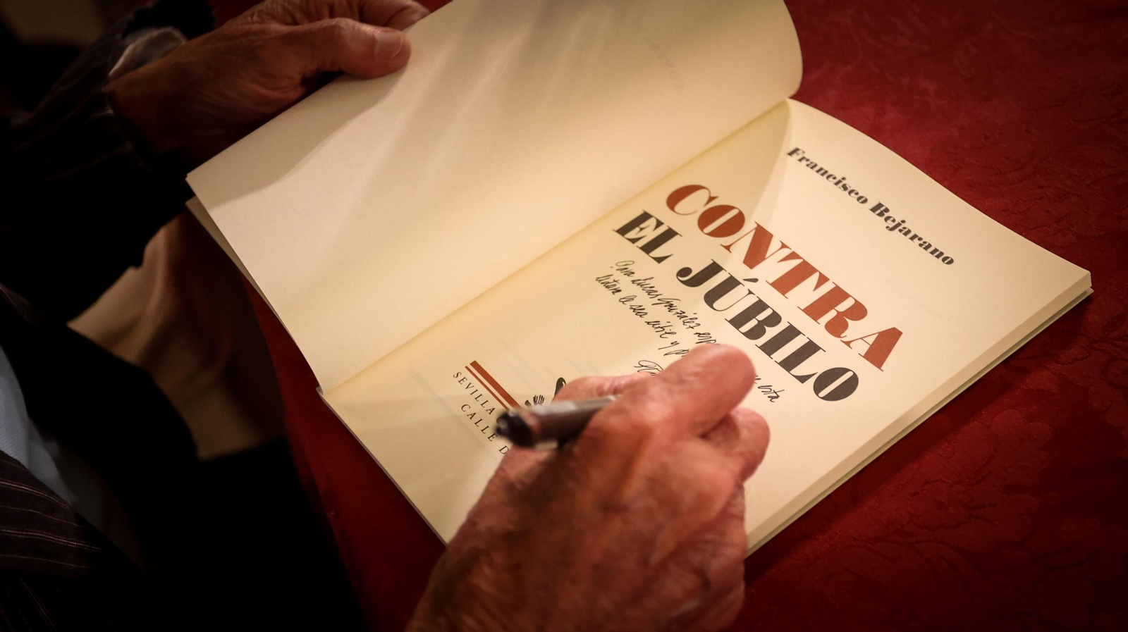 Presentación del nuevo libro de Francisco Bejarano 'Contra el Júbilo' en imágenes