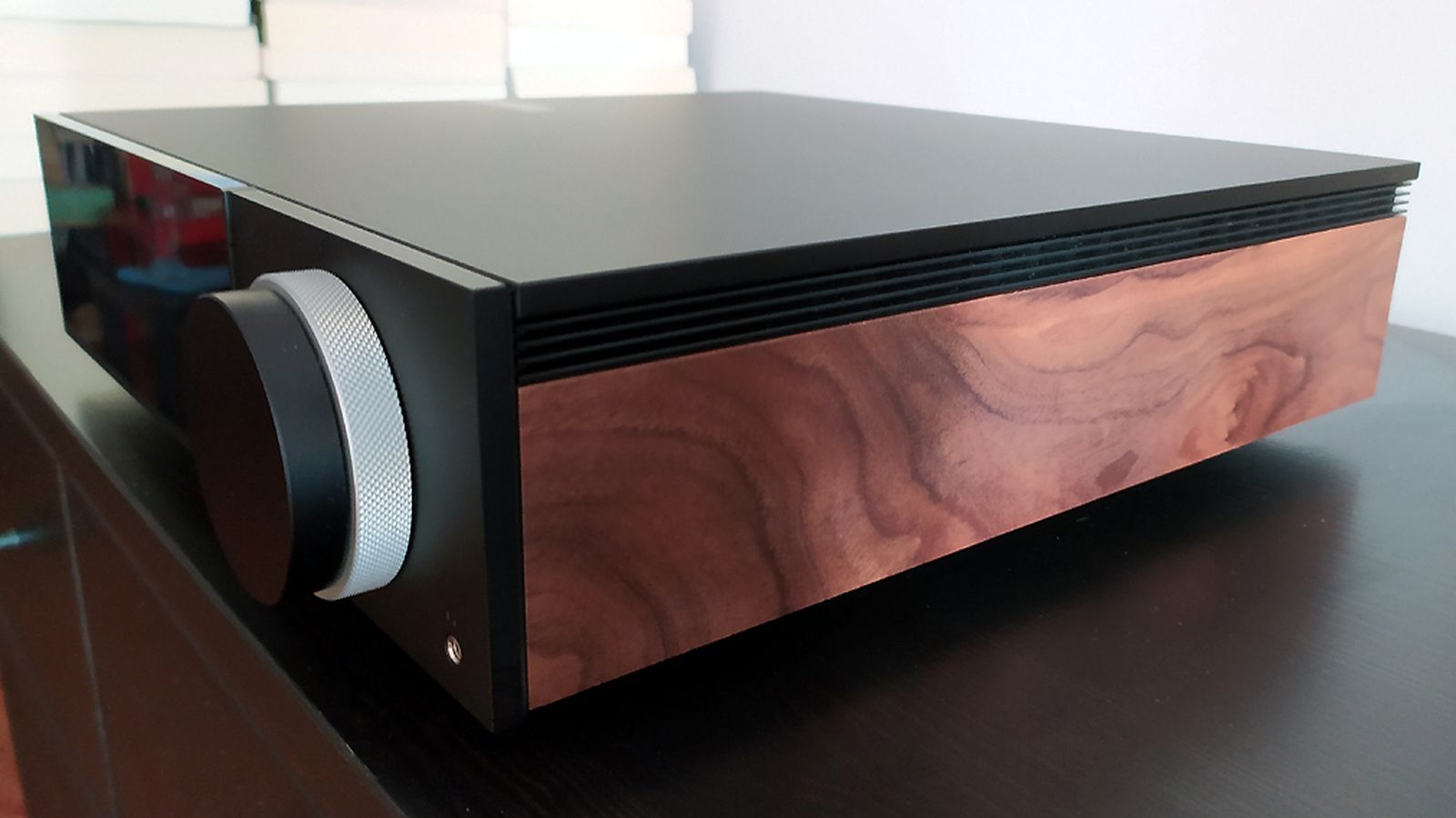 Paneles laterales en madera del reproductor Evo 75 de Cambridge Audio