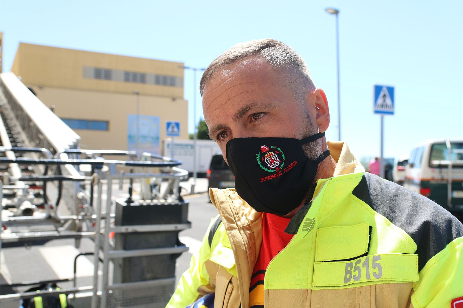 Fotogalería los bomberos de Almería regalan un cochecito eléctrico y camisetas a los niños hospitalizados de Torrecárdenas