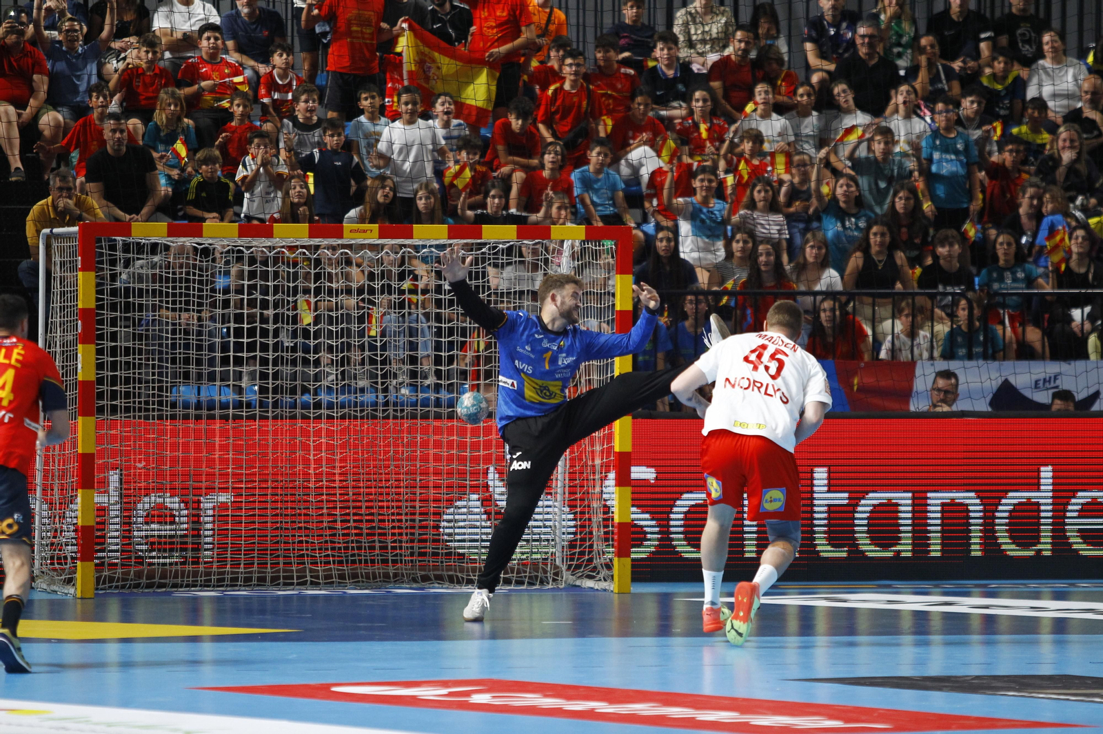 Imágenes del España-Dinamarca de la EHF Euro Cup de balonmano, en Almería