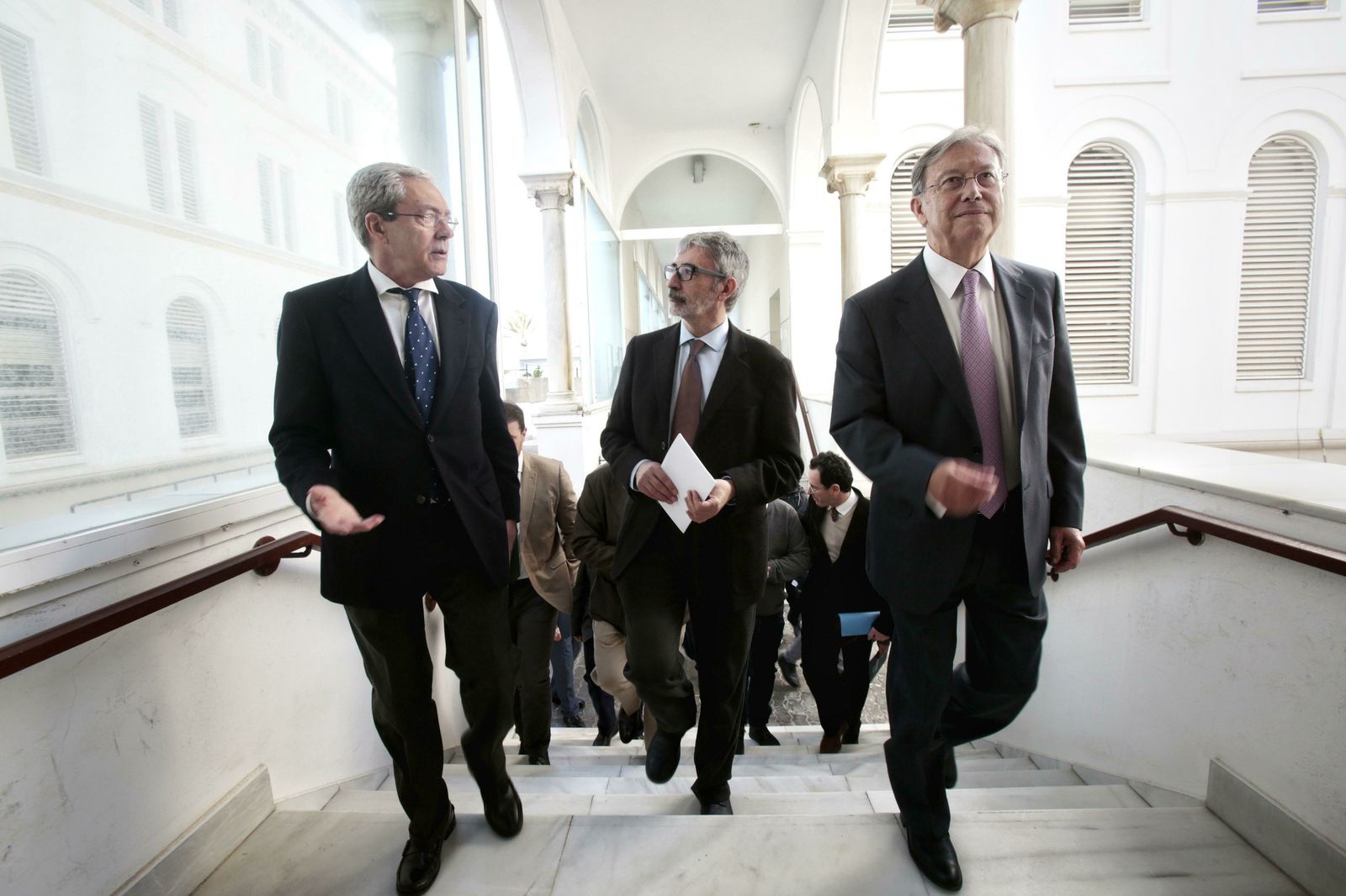 Rogelio Velasco, Francisco Piniella y José Ruiz  Navarro, accediendo al salón de actos de Económicas