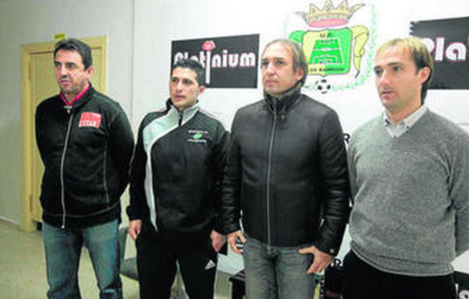 De izquierda a derecha: Rafa, preparador de porteros, Paco Rojas, ayudante, y el técnico Mateo junto a Álvaro Moya.