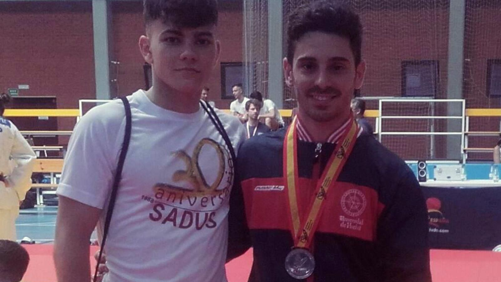 Sandro Martín posa con la medalla de plata conseguida en Córdoba.