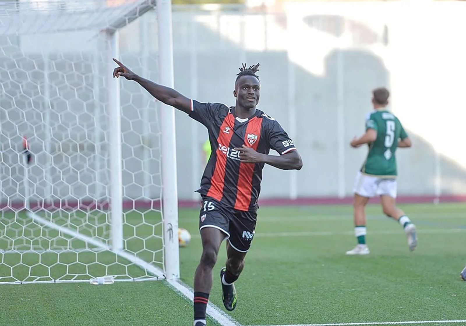 Baba celebrando un gol con la camiseta del Arenas de Getxo.