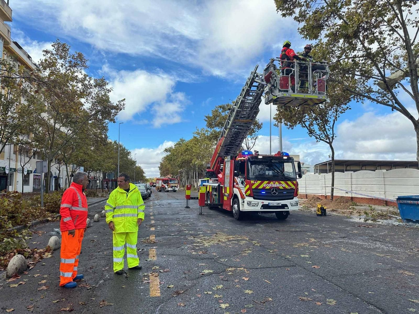 Las fotografías de los destrozos provocados por la manga marina que ha cruzado Isla Cristina durante el temporal de este miércoles