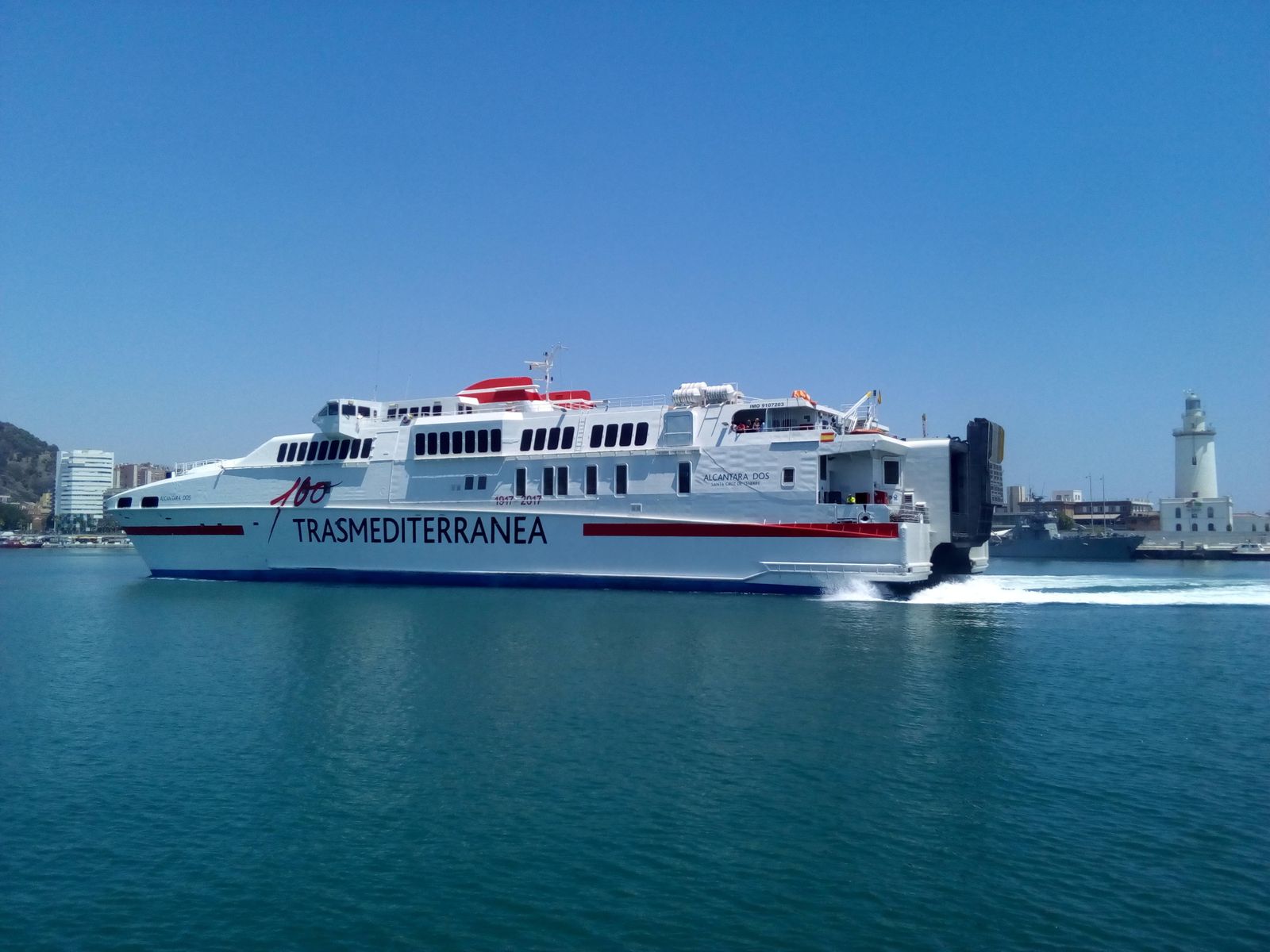 El catamarán 'Alcantara Dos' maniobrando para atracar en el puerto de Málaga.