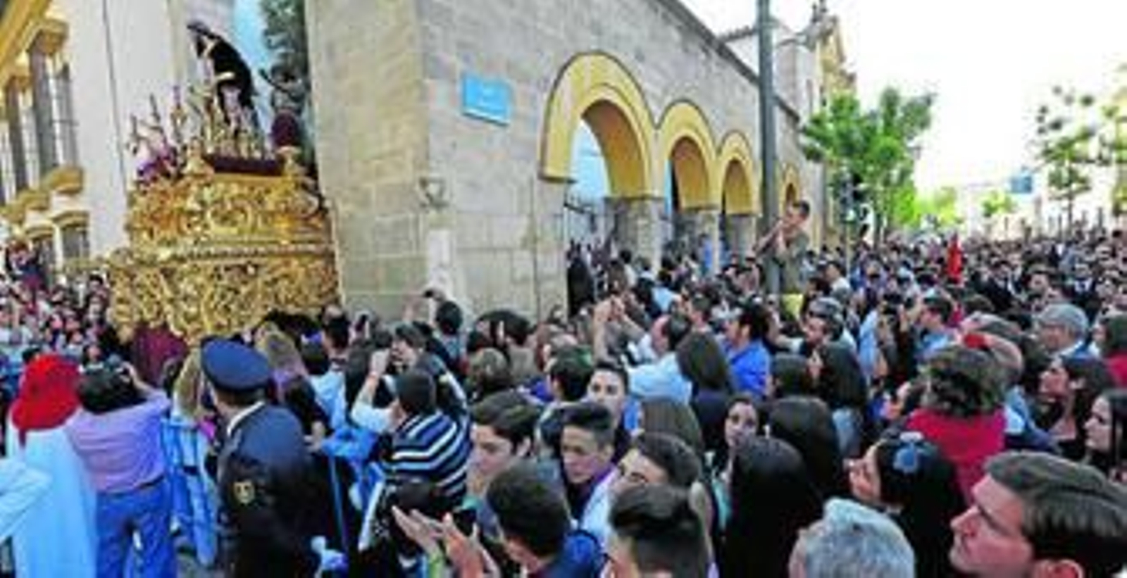 Jesús del Prendimiento sale por los arcos del Asilo San José, esperando que ésta sea la última vez que no lo haga desde la iglesia de Santiago.