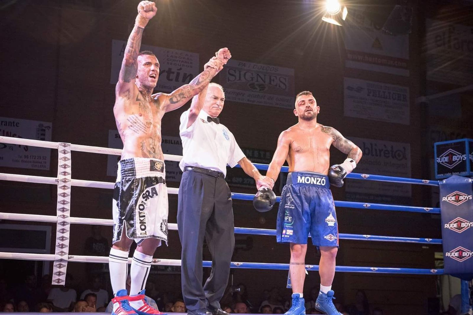 El árbitro declara vencedor a los puntos a 'Lokito' en el combate de Cullera contra Monzó.