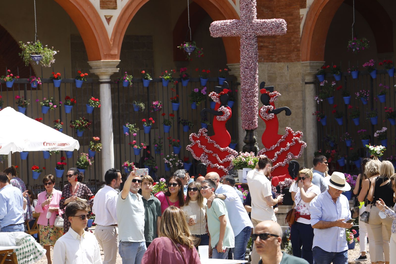 Los turistas abarrotan las calles y Las Cruces de Córdoba, en imágenes