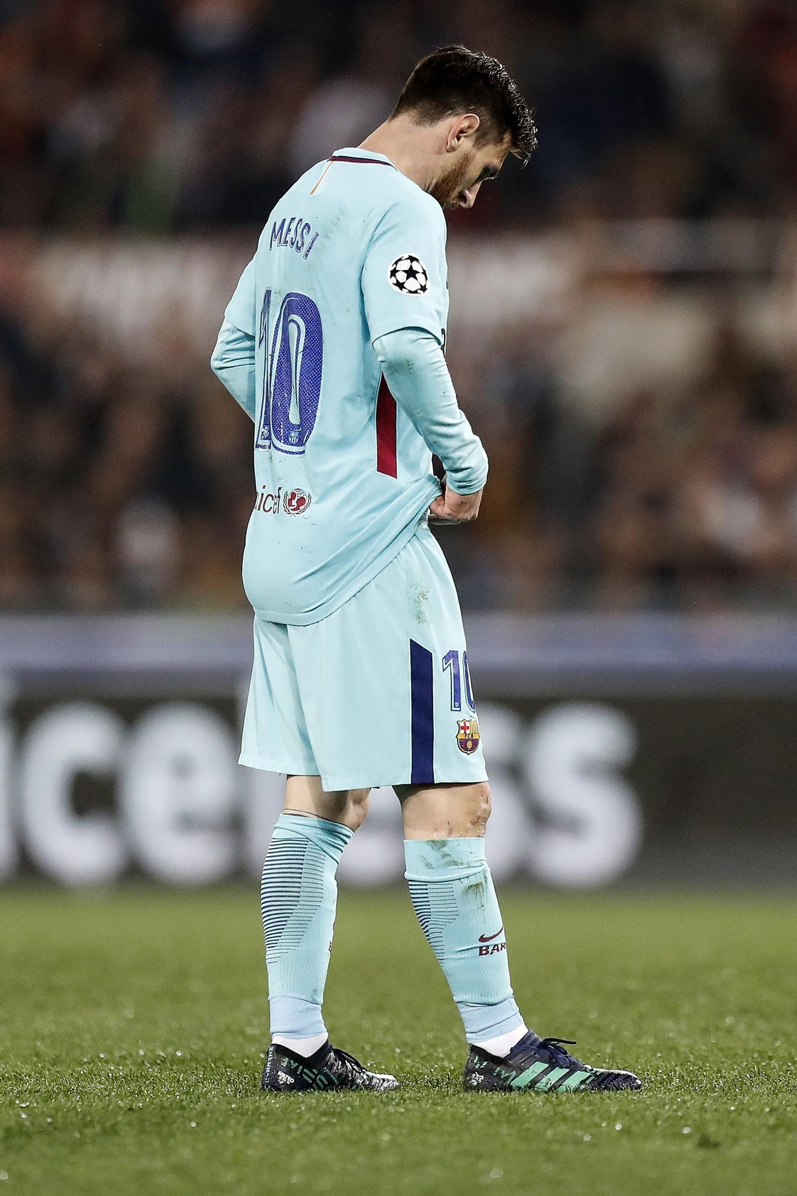 Messi, cabizbajo durante el partido ante la Roma.