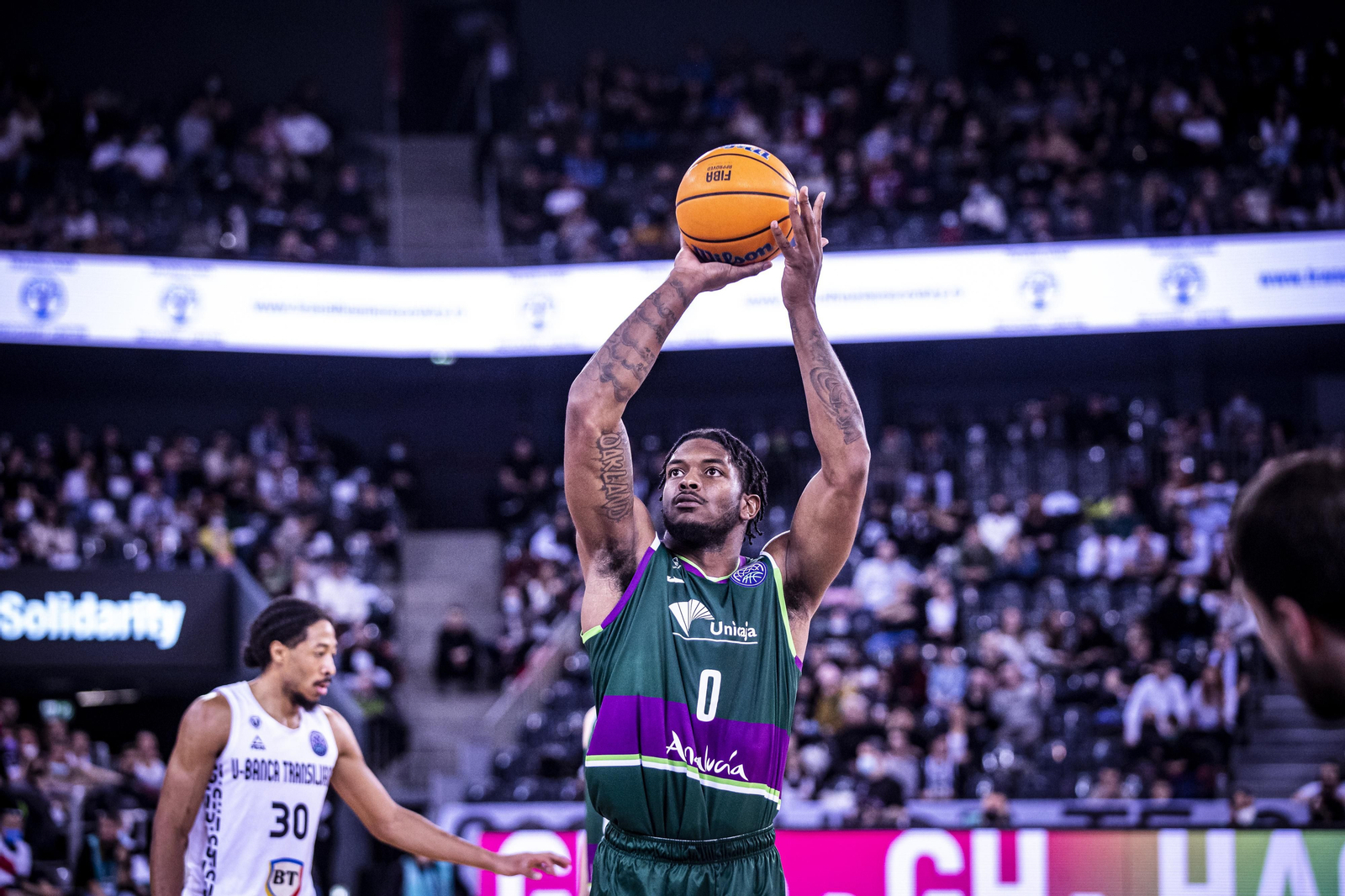 Cameron Oliver lanza a canasta.