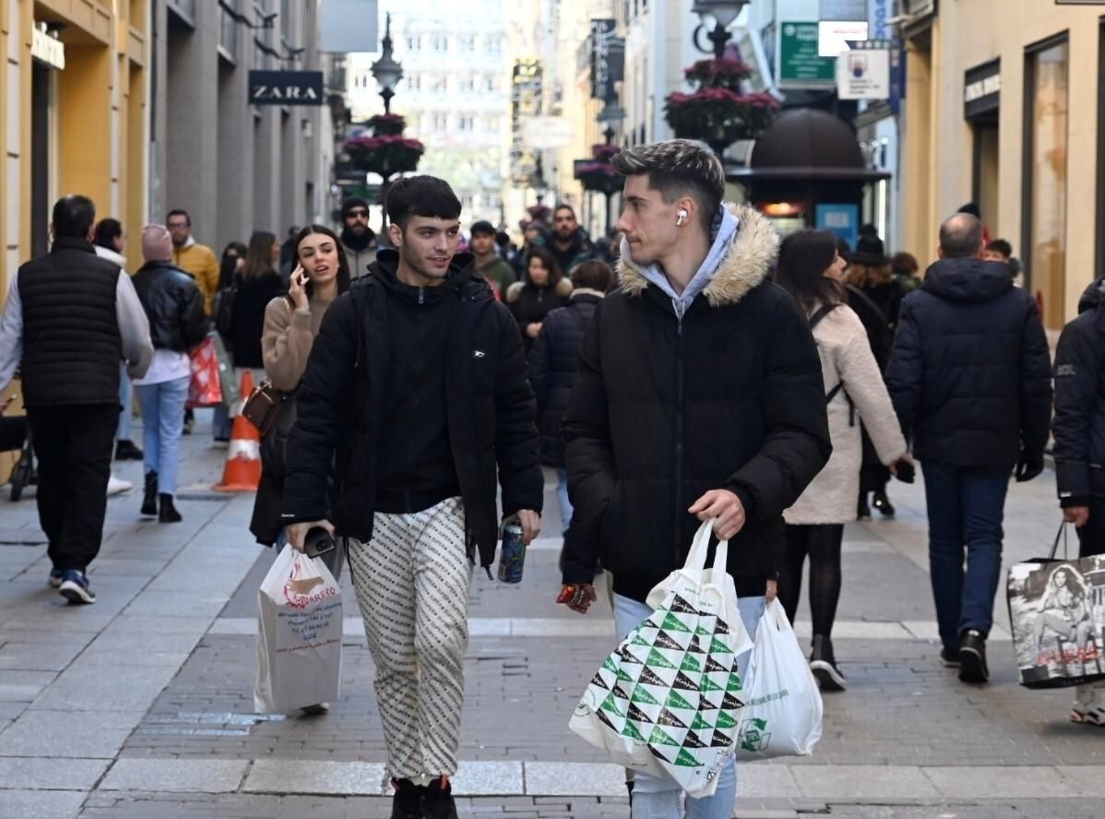 Las cordobeses se echan a la calle el primer día de las rebajas de invierno, en imágenes
