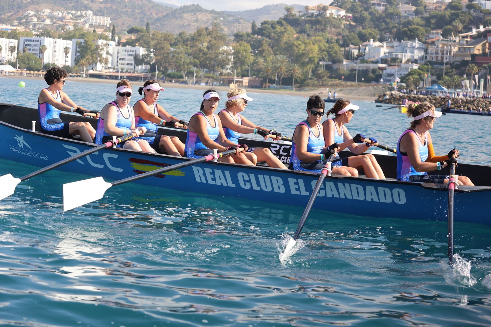 Más de 100 mujeres supervivientes de cáncer participan este sábado en una Regata Nacional en Málaga