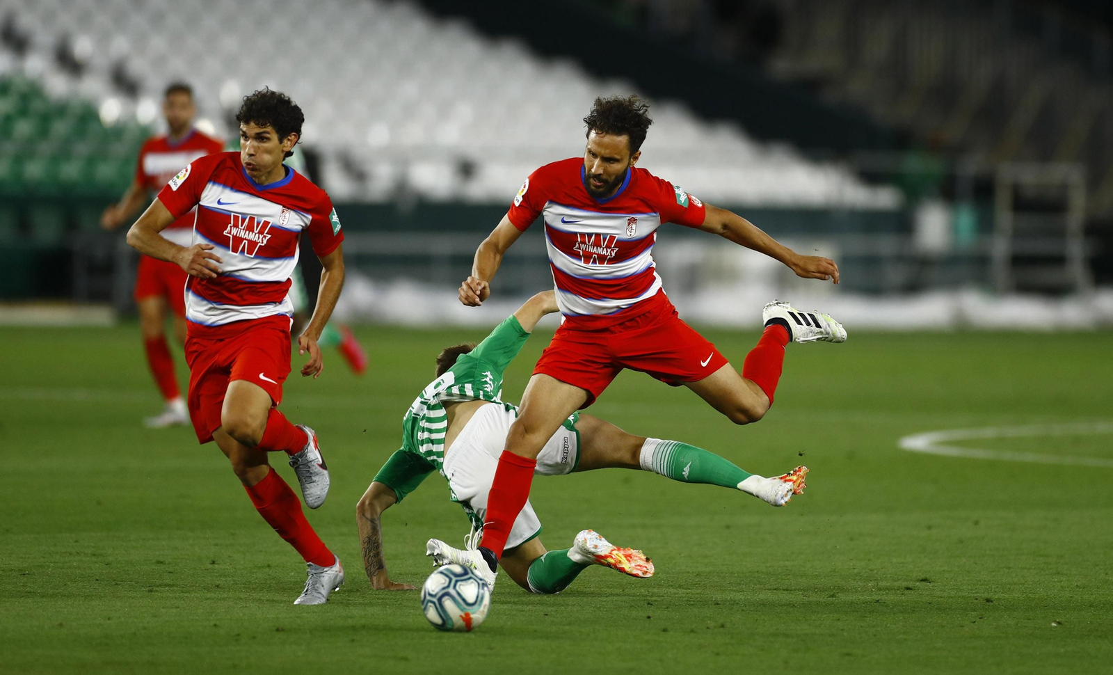 Germán y Vallejo, en labores defensivas
