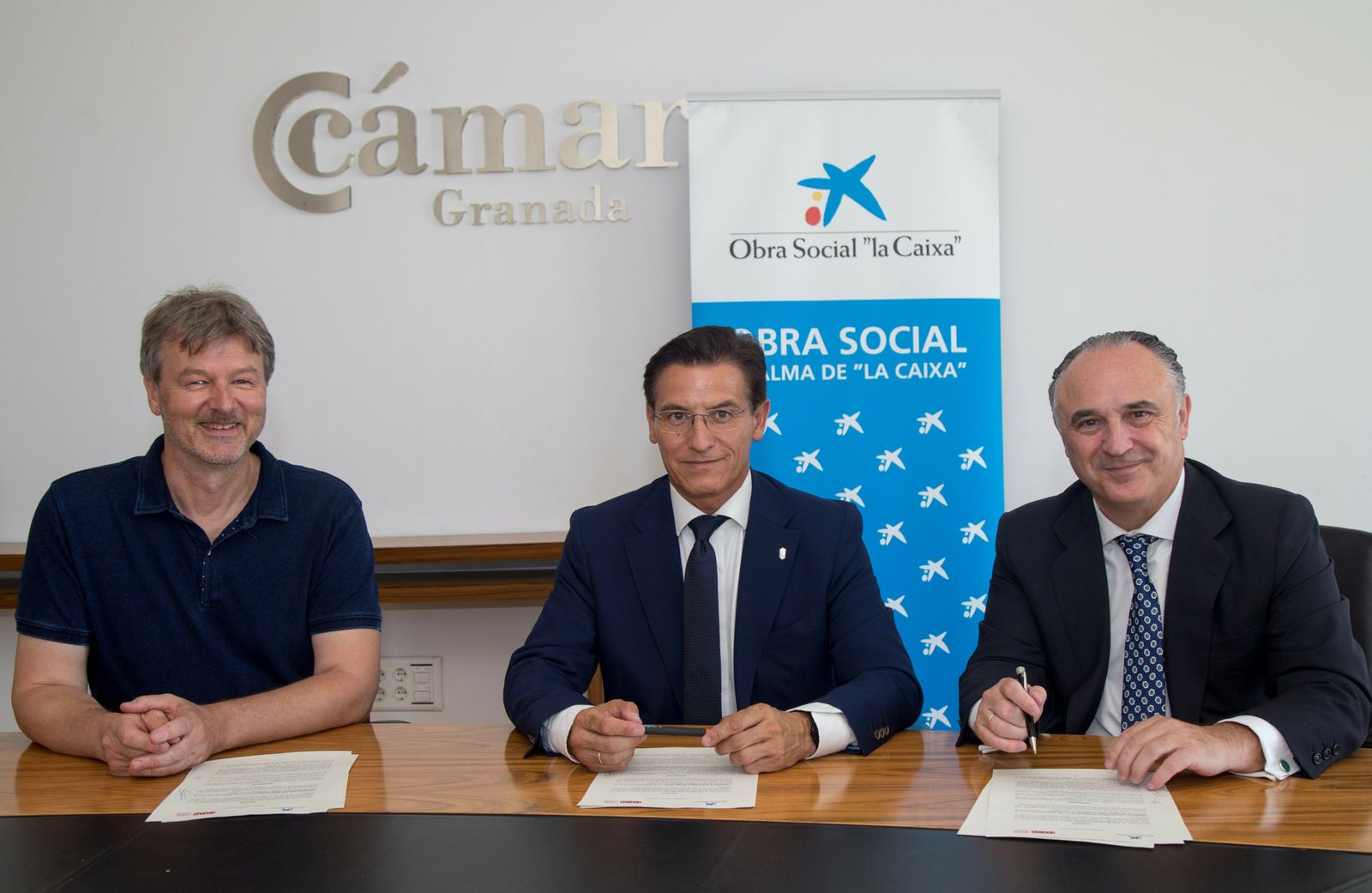 Günter Vogl, Luis Salvador y Juan Ignacio Zafra firman el acuerdo.