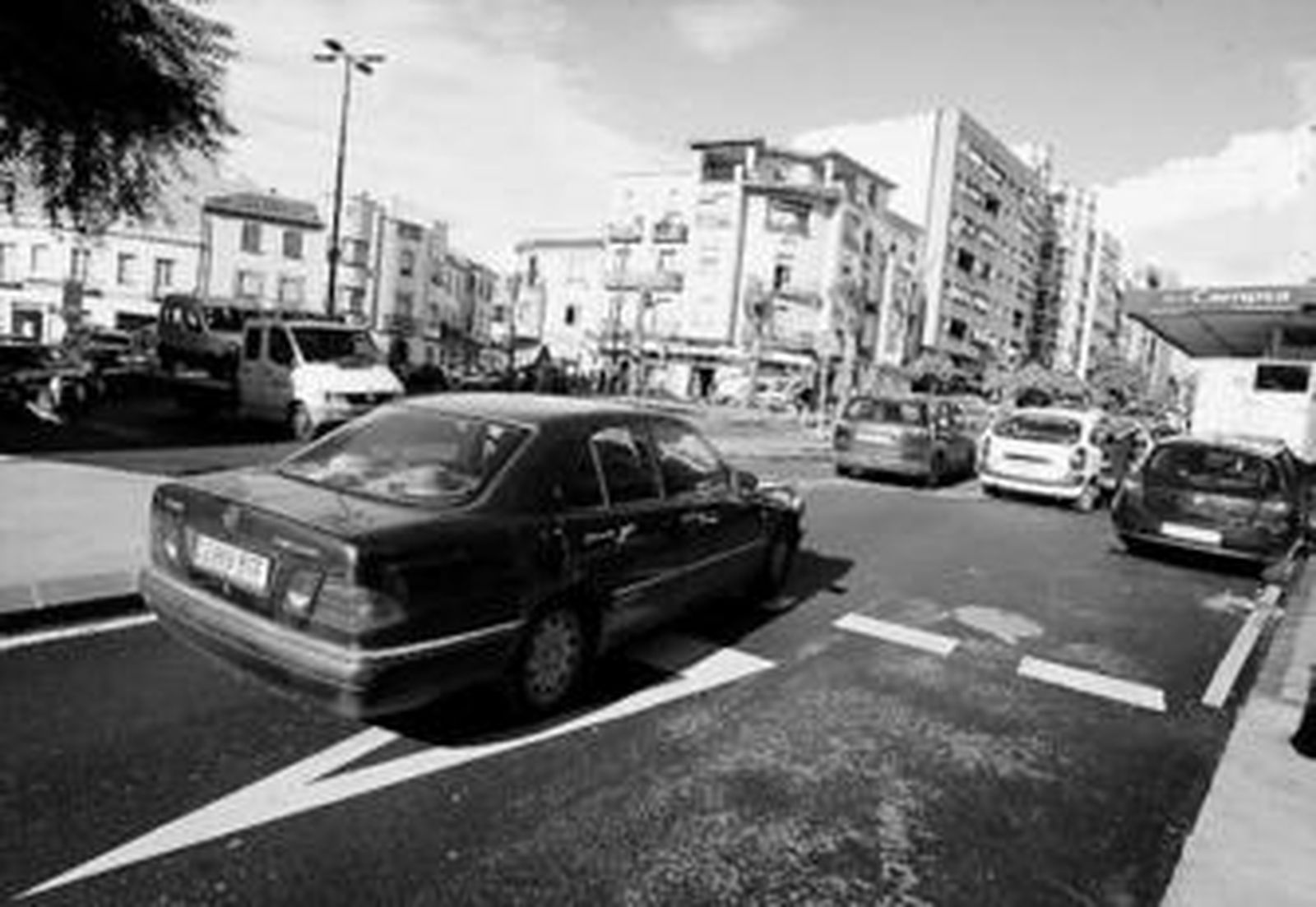 Varios vehículos acceden a la gasolinera situada en Fuente Olletas.