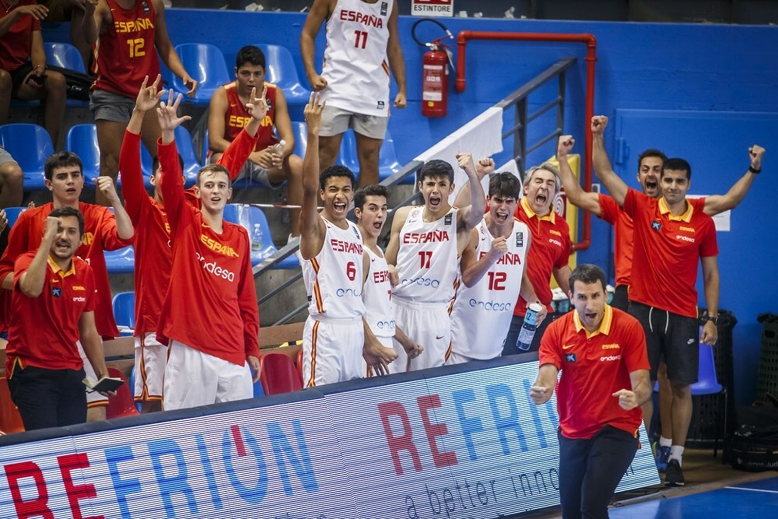 Pablo León y Pablo Tamba celebran una canasta en el banquillo.