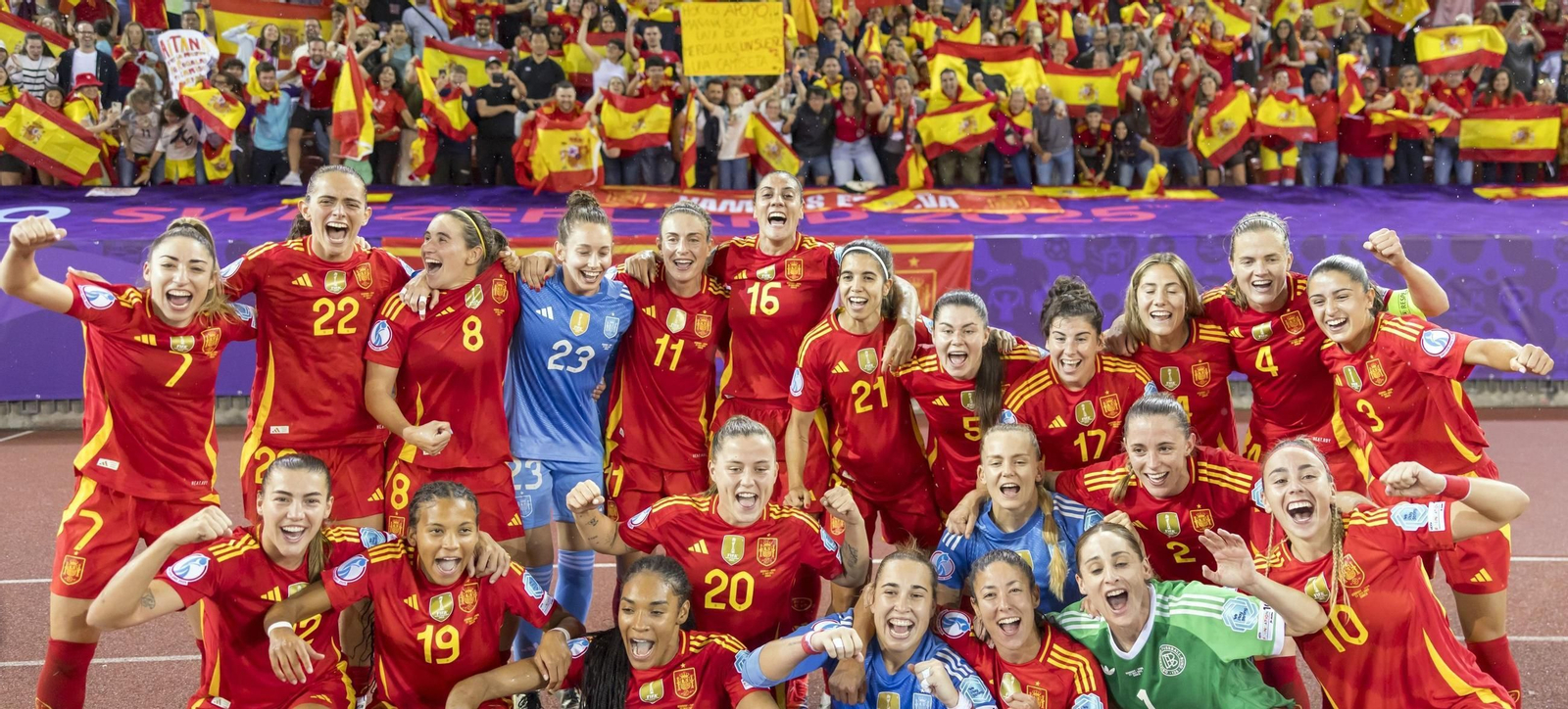 Las jugadoras de España celebran la clasificación para la final con los aficionados detrás.