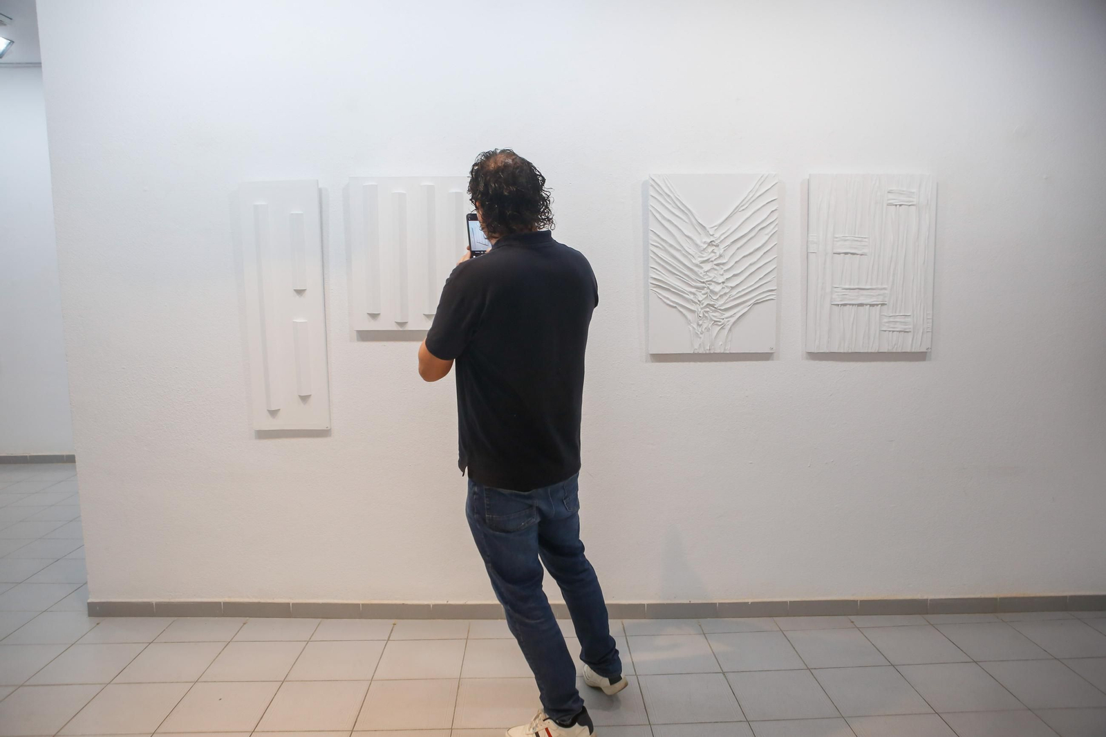 Las fotos de la exposición El mundo de Ara de Feli Muñoz en la sala Cajasur de Algeciras