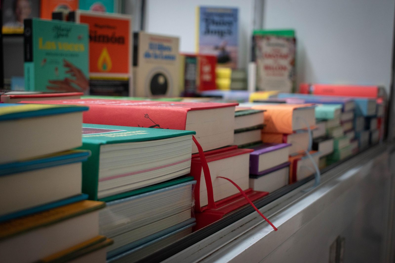 Imagen de archivo de publicaciones en una feria del libro.