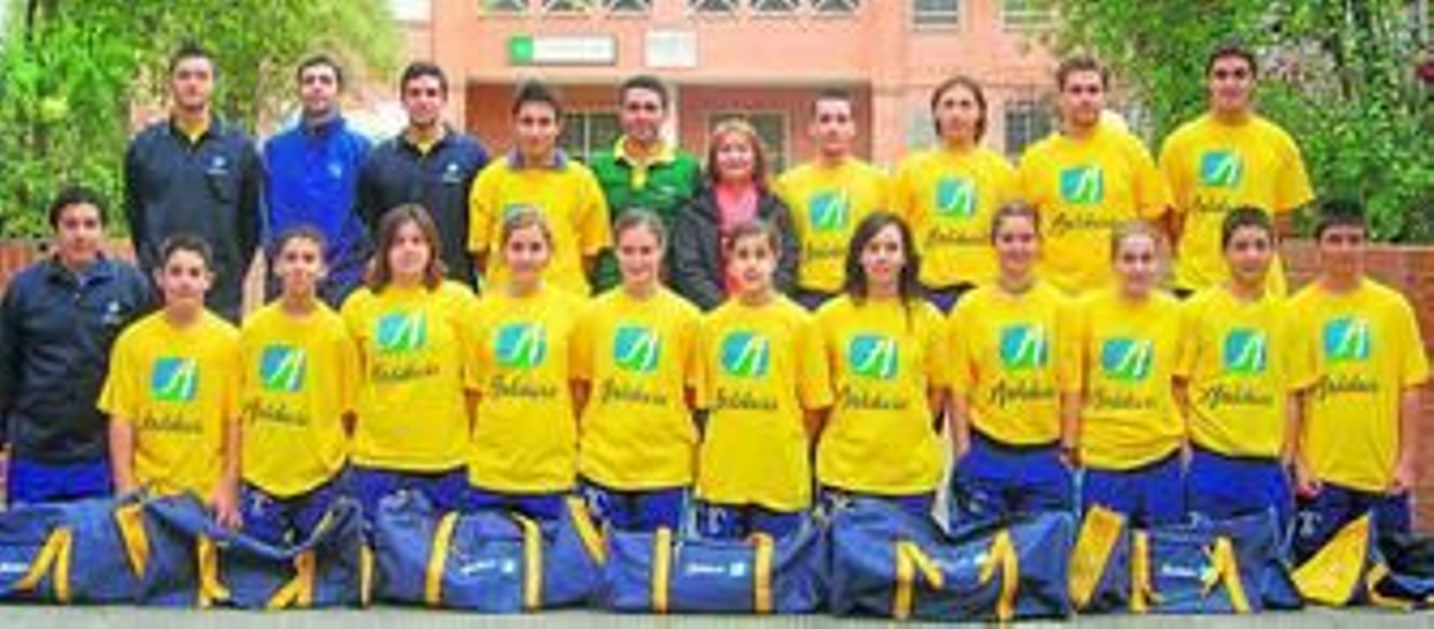 Los integrantes del IES La Orden de División de Honor de la temporada 2005/06, posando a la puerta del instituto de la barriada onubense que da nombre al club.