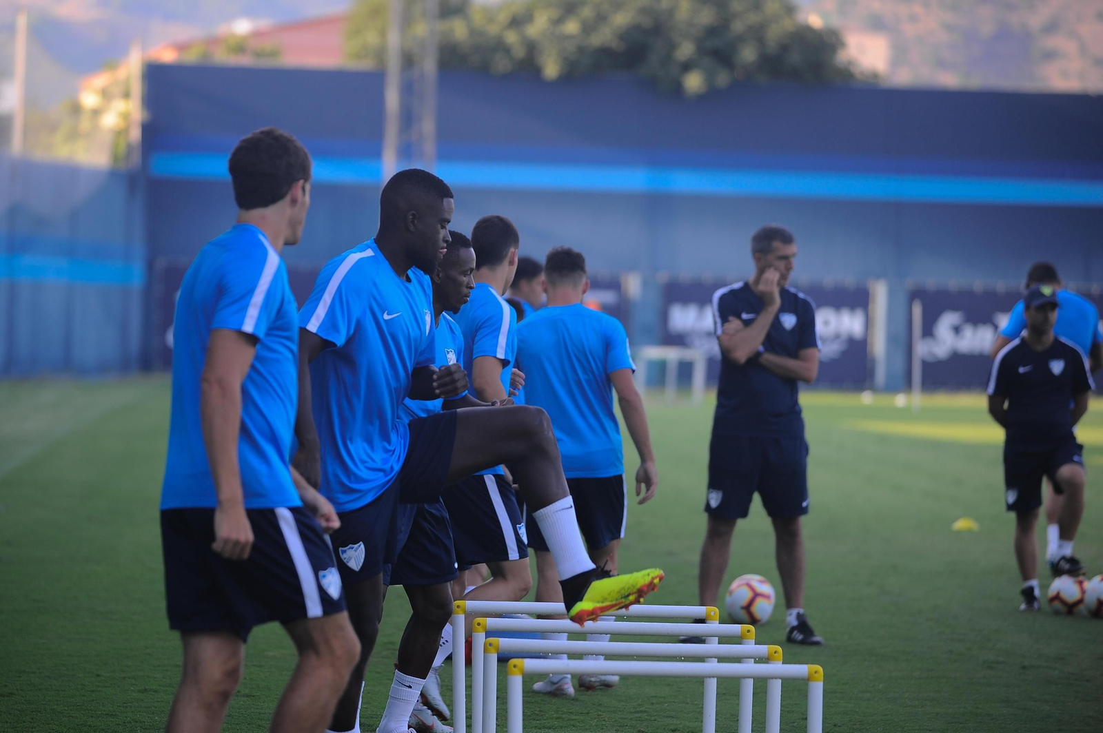 Mamadou Koné calienta junto a N'Diaye.