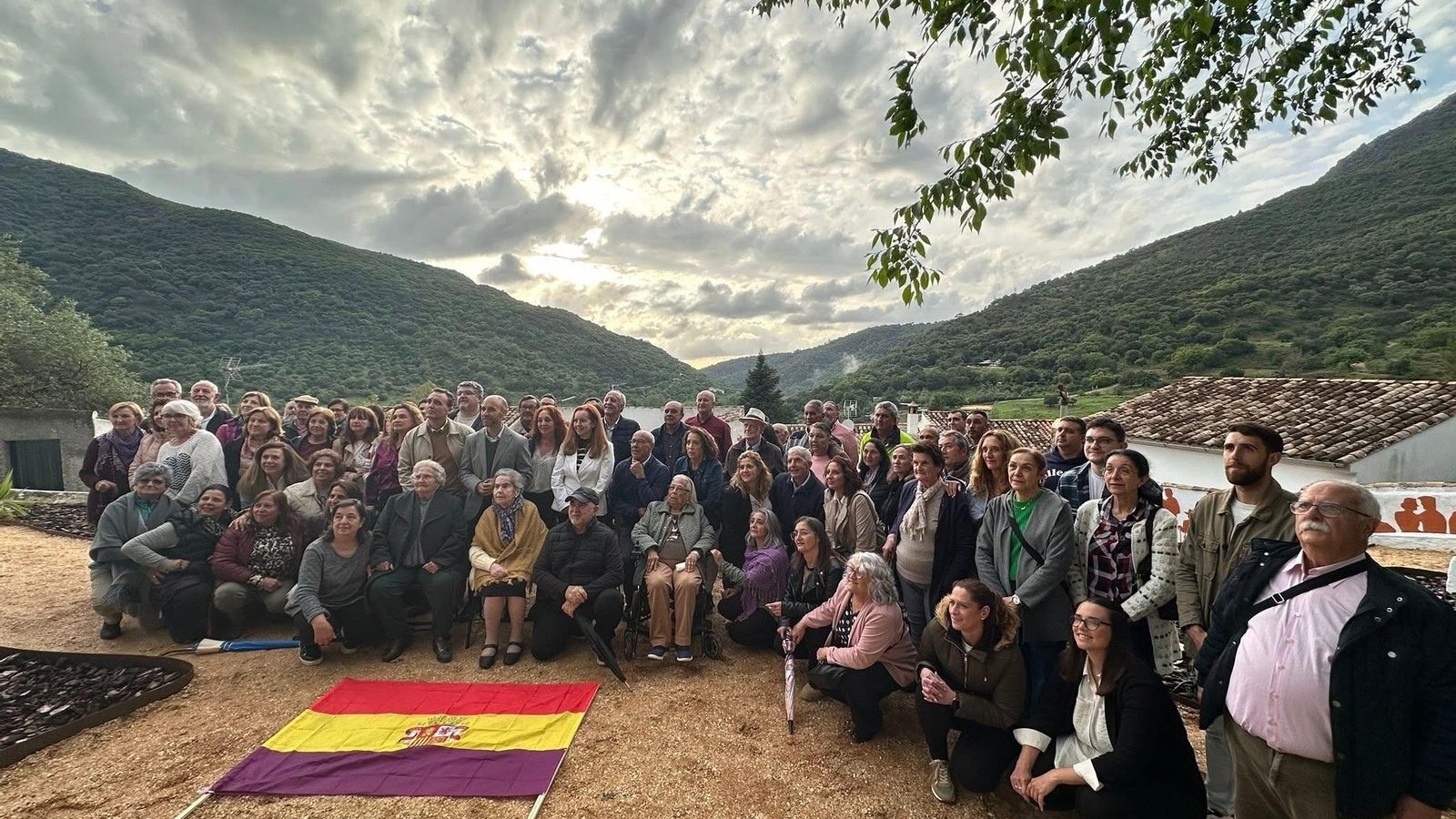 Foto de grupo en la inauguración del parque de la Memoria de Benamahoma.