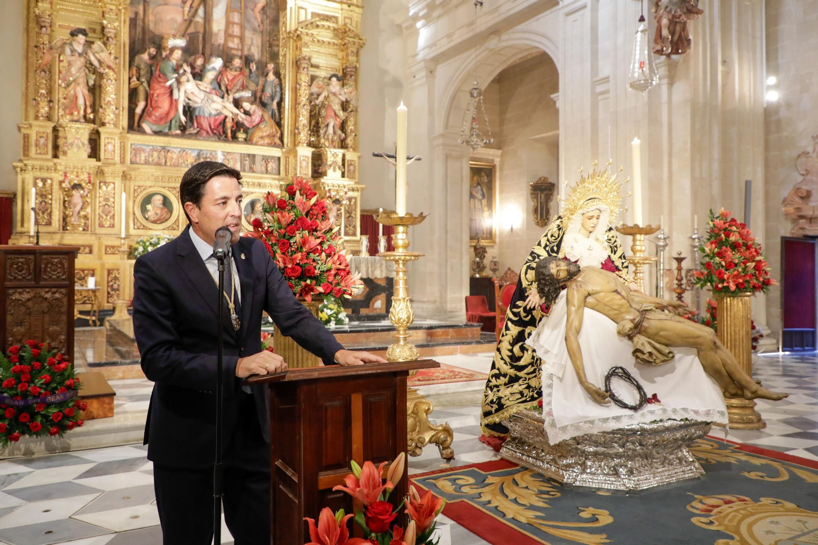 Besamanos extraordinario de la Virgen de la Piedad del Baratillo en el Sagrario con motivo de su coronación, donde el Alcalde, José Luis Sanz, le ha impuesto la réplica de la medalla de la ciudad