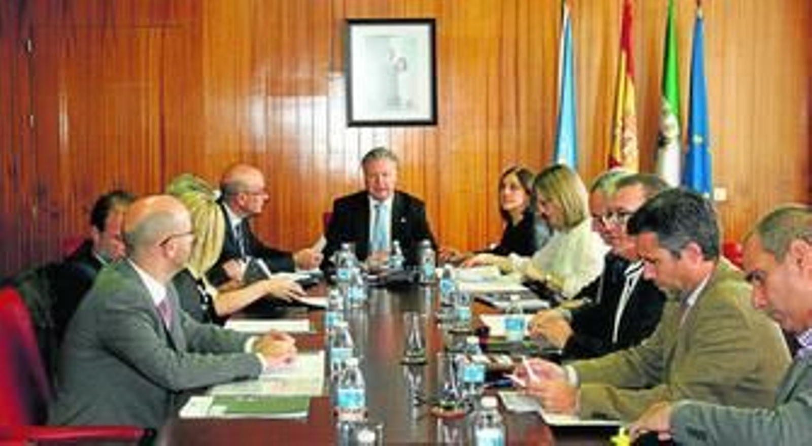 Asistentes a la comisión, ayer en la Subdelegación del Gobierno.