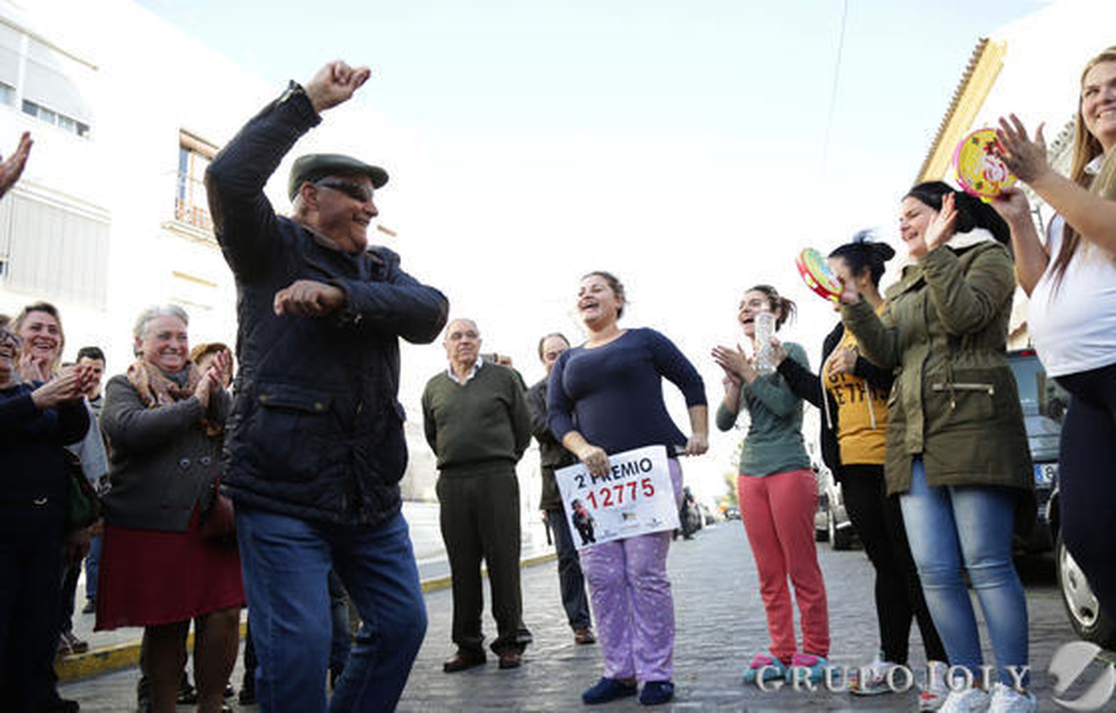 Vecinos de Osuna, agraciados con el segundo premio al número 12775.

Foto: M.J.López