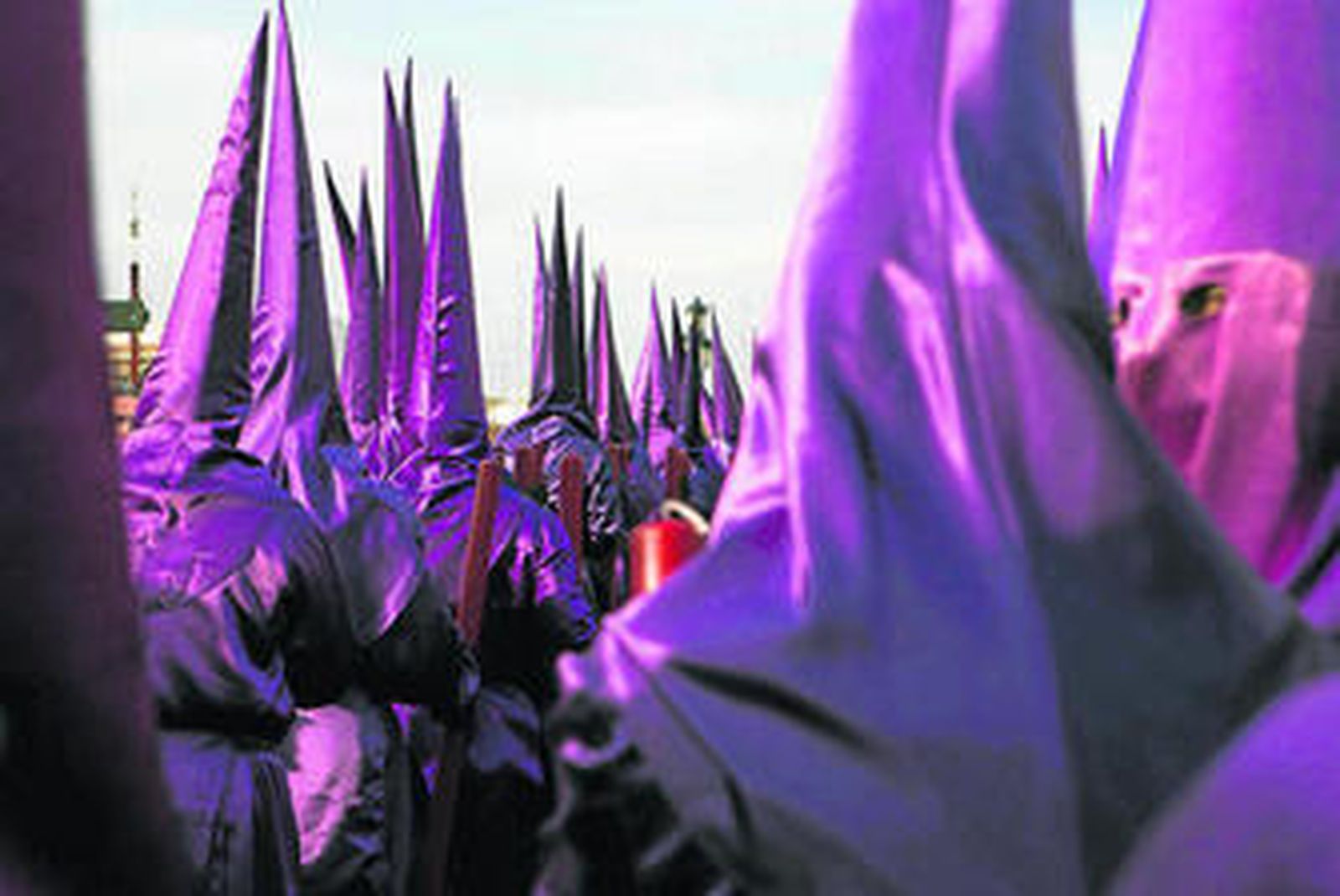 Nazarenos de la Hermandad de la O por el puente de Triana.