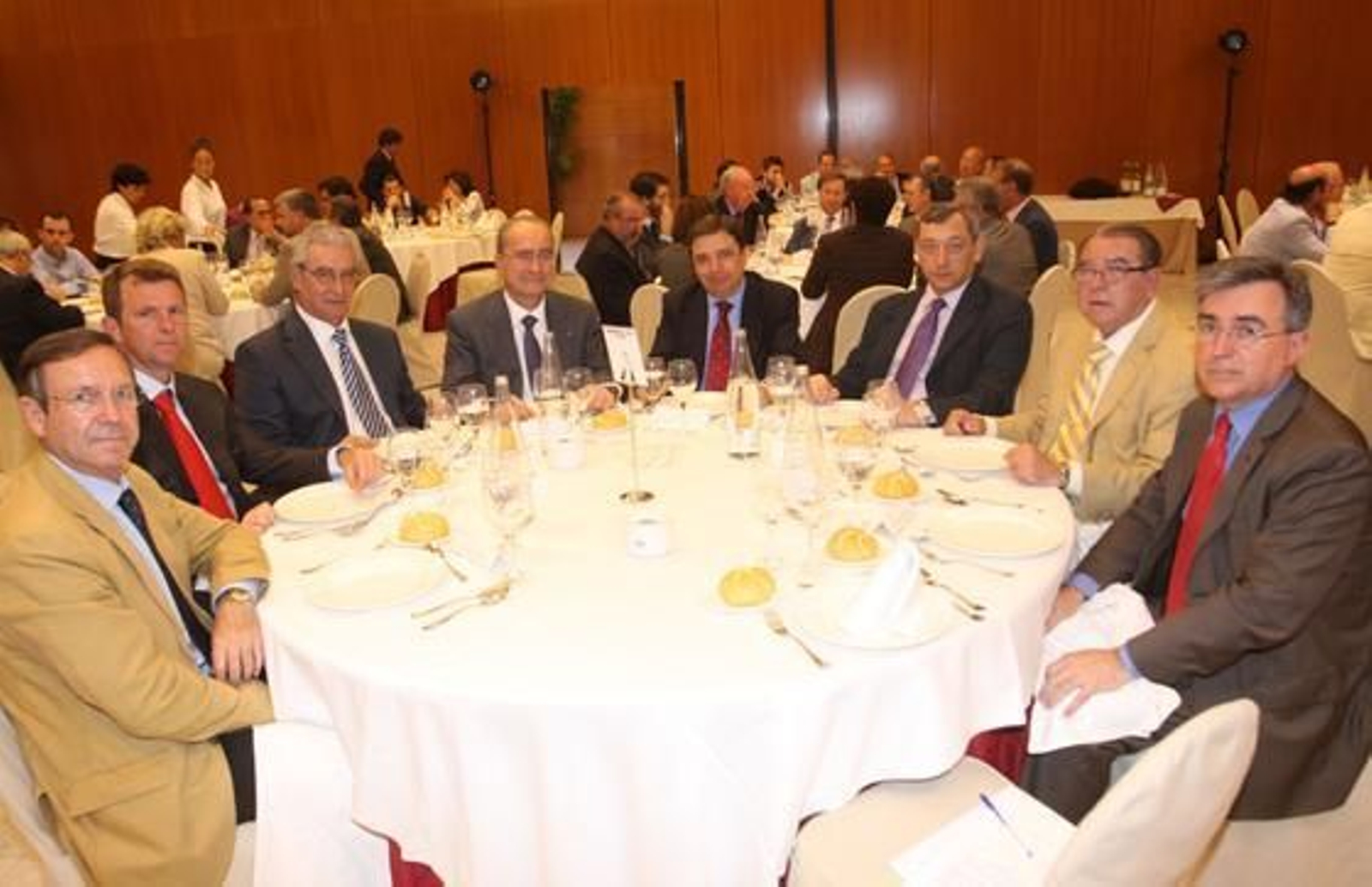 Foro Málaga Hoy, de izquierda a derecha, Juan Cobalea, Fernando Ortega, Francisco de la Maza, Francisco De La Torre, Luis Planas, Antonio Méndez, Jerónimo Pérez Casero, Ignacio Martínez.

Foto: Sergio Camacho