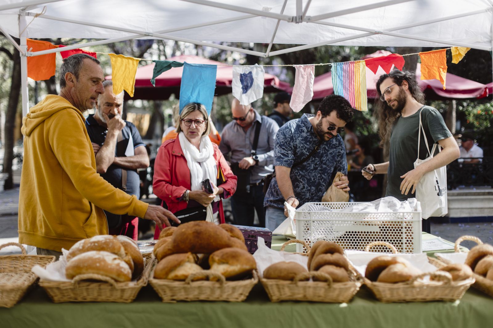 Imágenes del "Ecomercado" en la plaza de mina  y "comercios a la calle" en la calle Ancha.