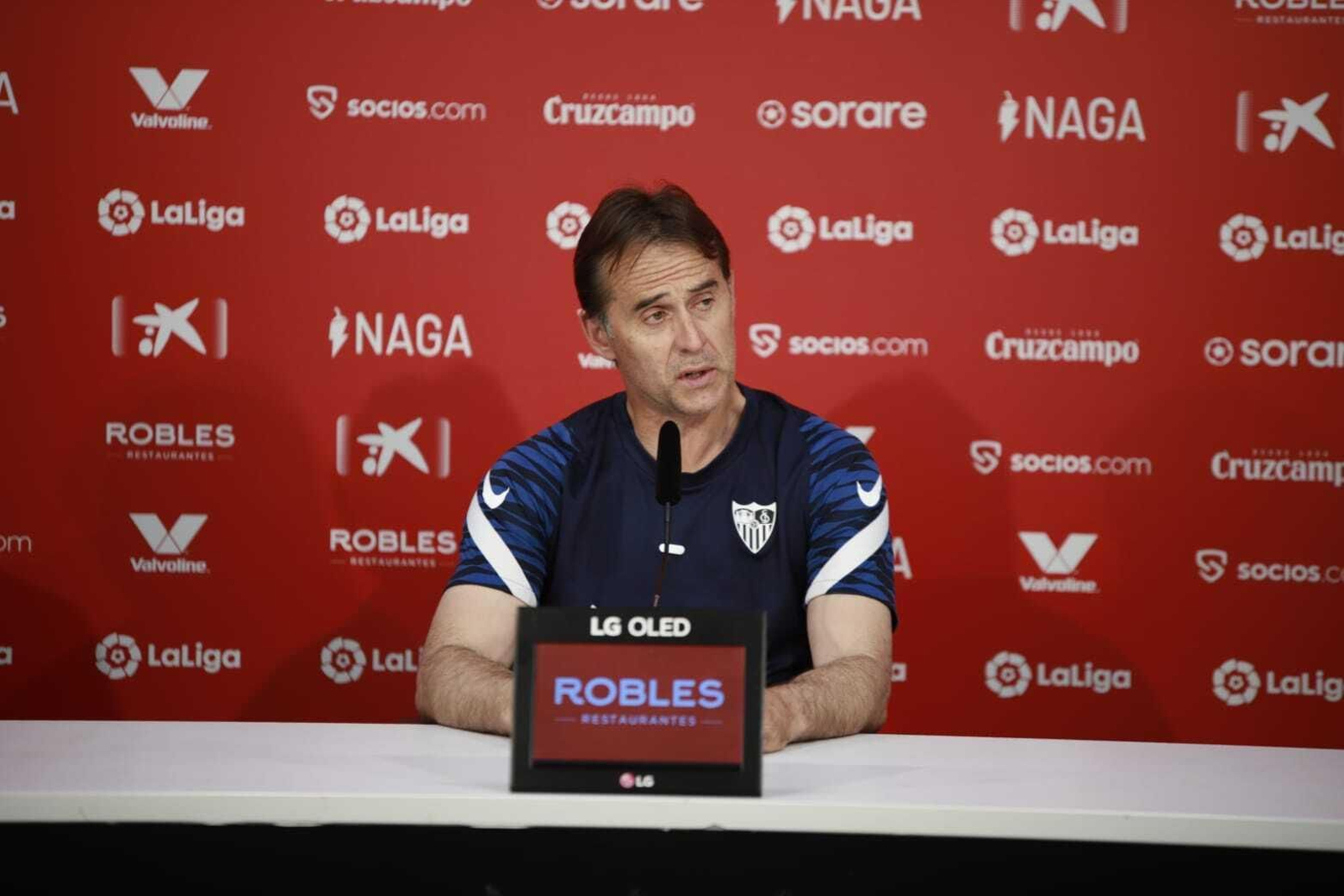 Julen Lopetegui atiende a la prensa en la ciudad deportiva del Sevilla.