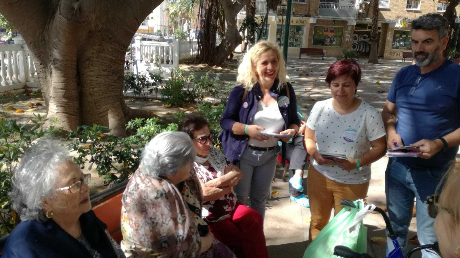 Encuentro candidatas de Adelante Málaga con personas mayores.