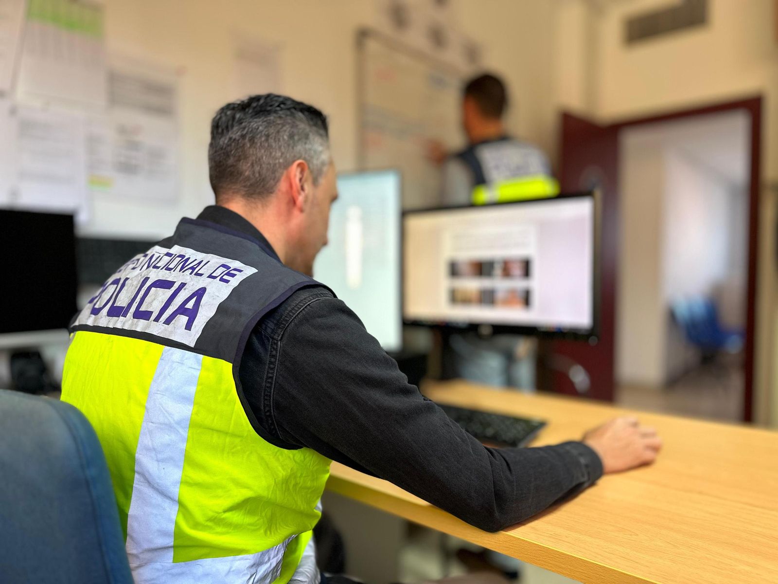 Un agente de la Policía Nacional examina pruebas.