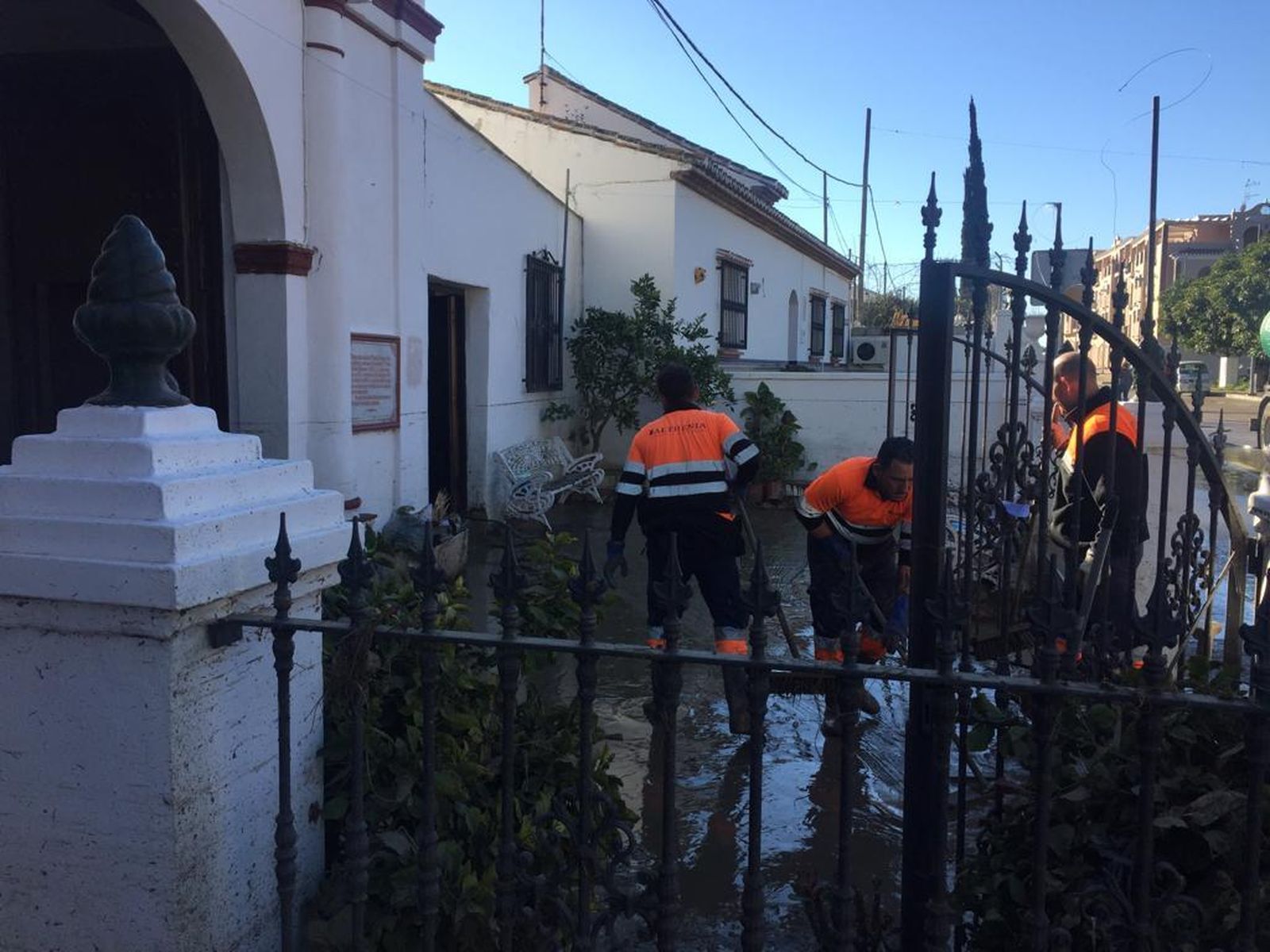 Imágenes de la inundación de El Trapiche, en Vélez-Málaga, por la rotura de una tubería del pantano de la Viñuela.
