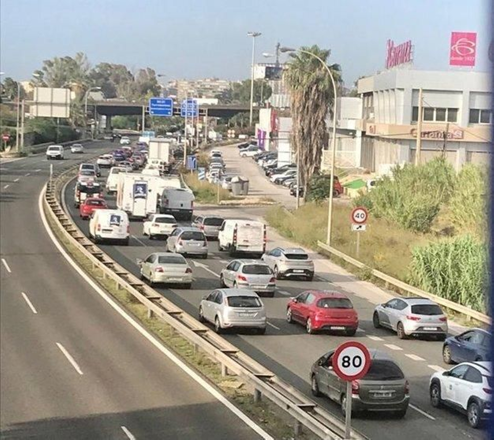 Retenciones provocadas por el incendio del camión en la A-7.