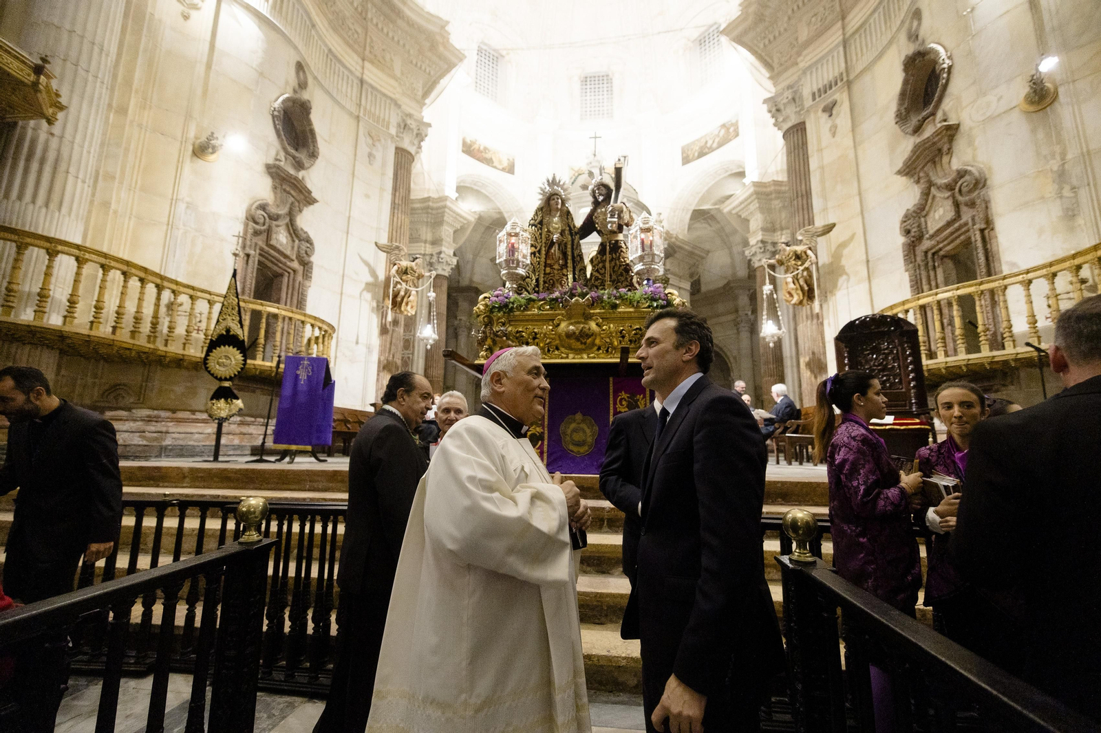 Las imágenes del  vía crucis de las hermandades de Cádiz