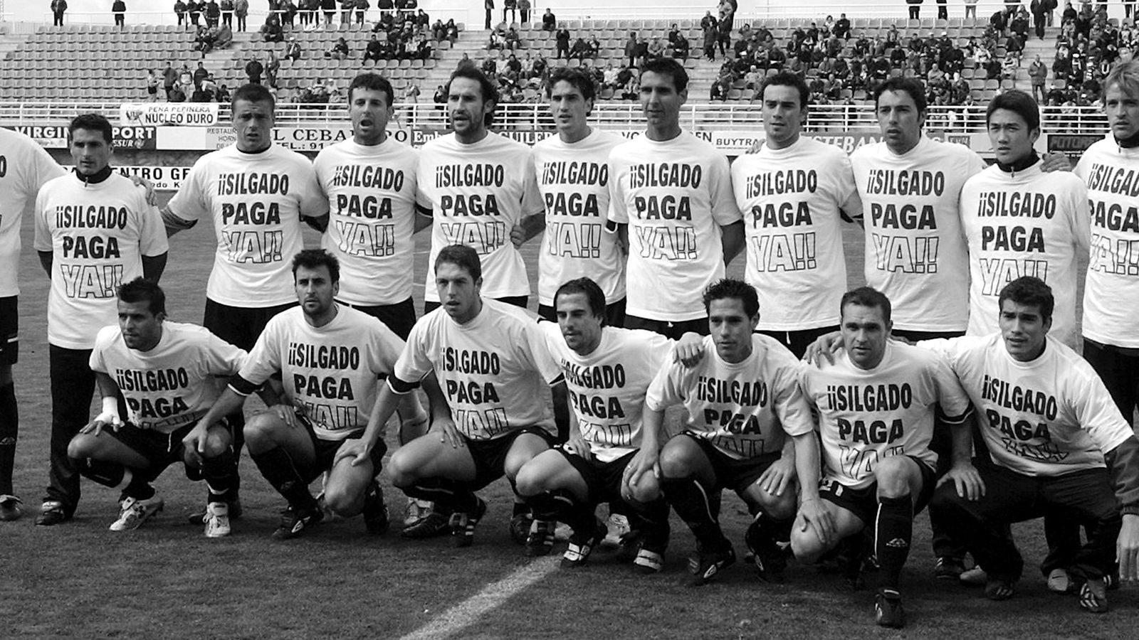 Futbolistas del Xerez CD con camisetas reclamando a Gil Silgado que paagase.