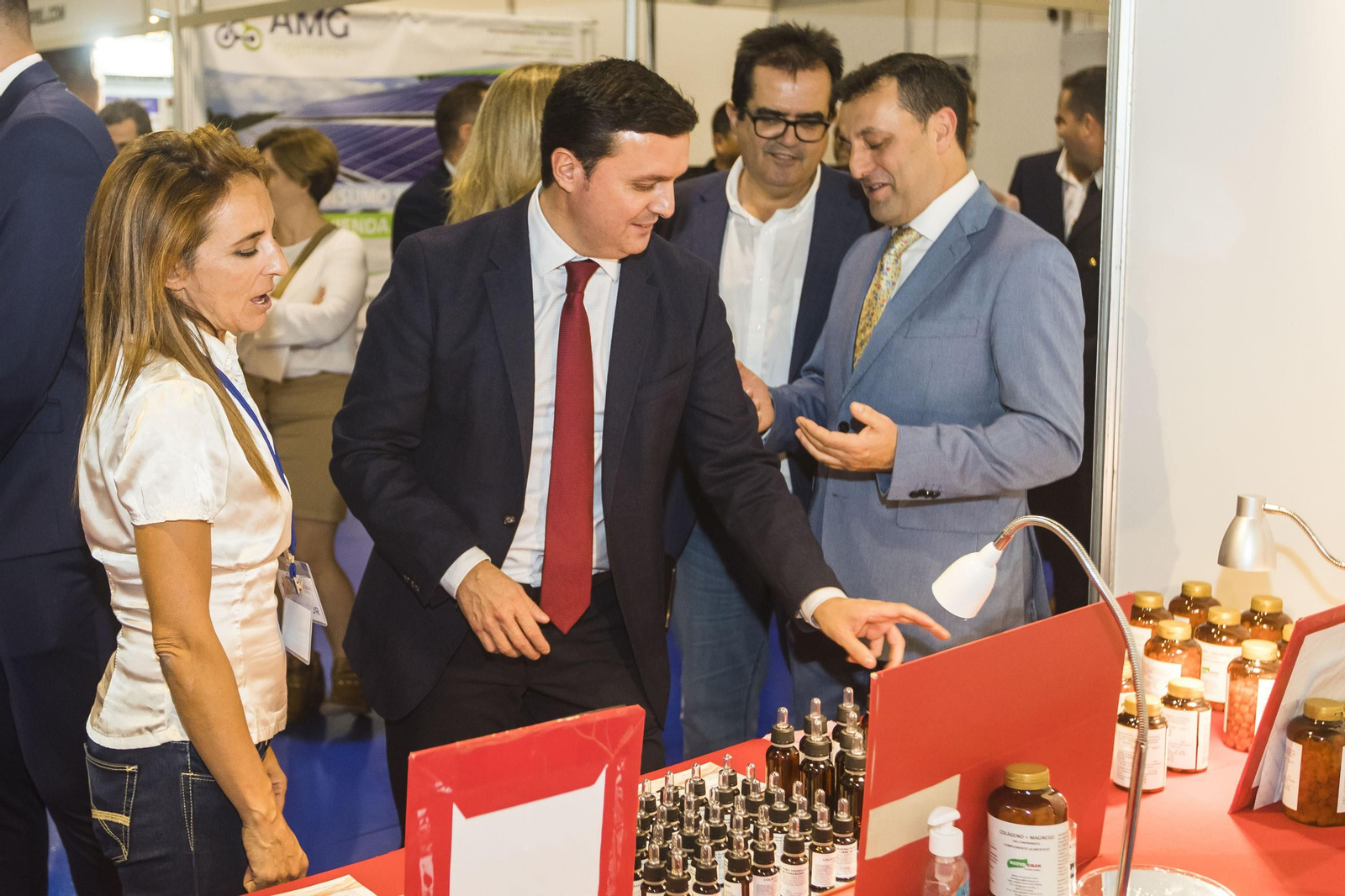 El presidente de la Diputación Provincial, Javier A. García, en una visita a un comercio.