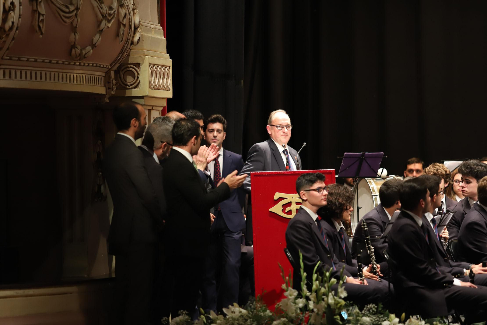 Presentan manto de la Virgen del Amor.
