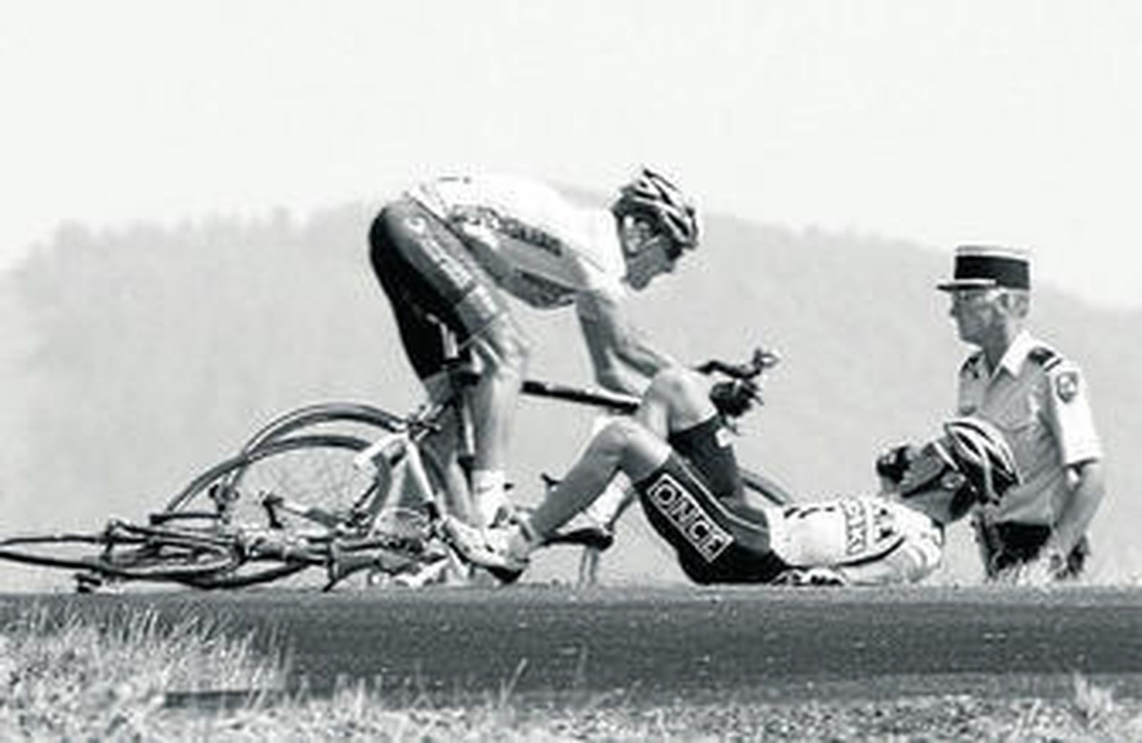 Armstrong evita a Beloki en el descenso a La Rochette camino de Gap; el ciclista del ONCE se fracturó la clavícula y dijo adiós a la carrera.