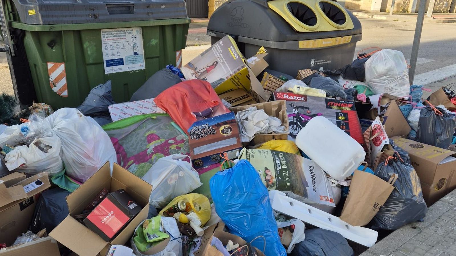 Uno de los contenedores rodeados de basuras estos días.