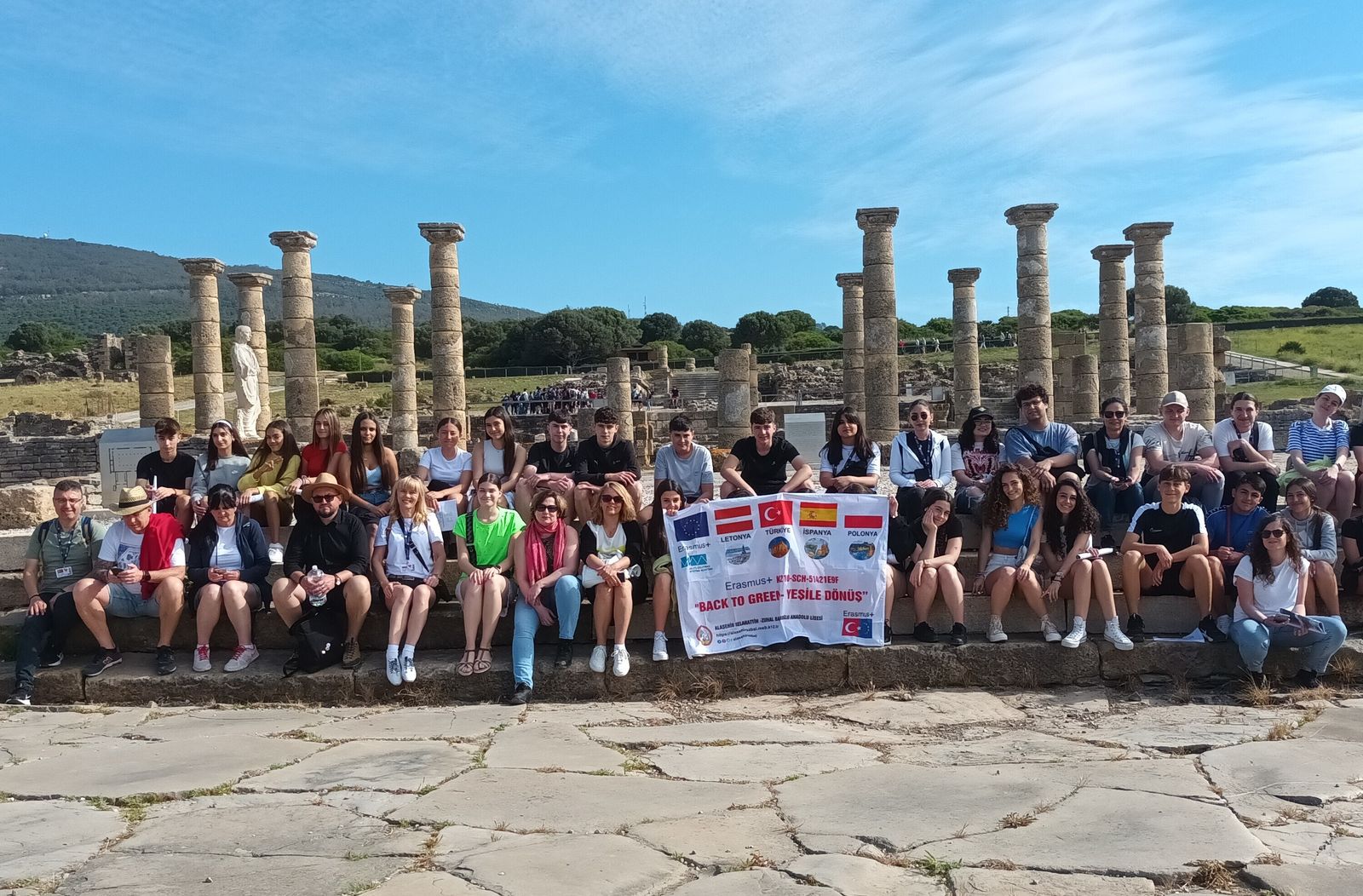 Profesores y alumnado visitante al IES Carlos Cano, en Baelo Claudia.
